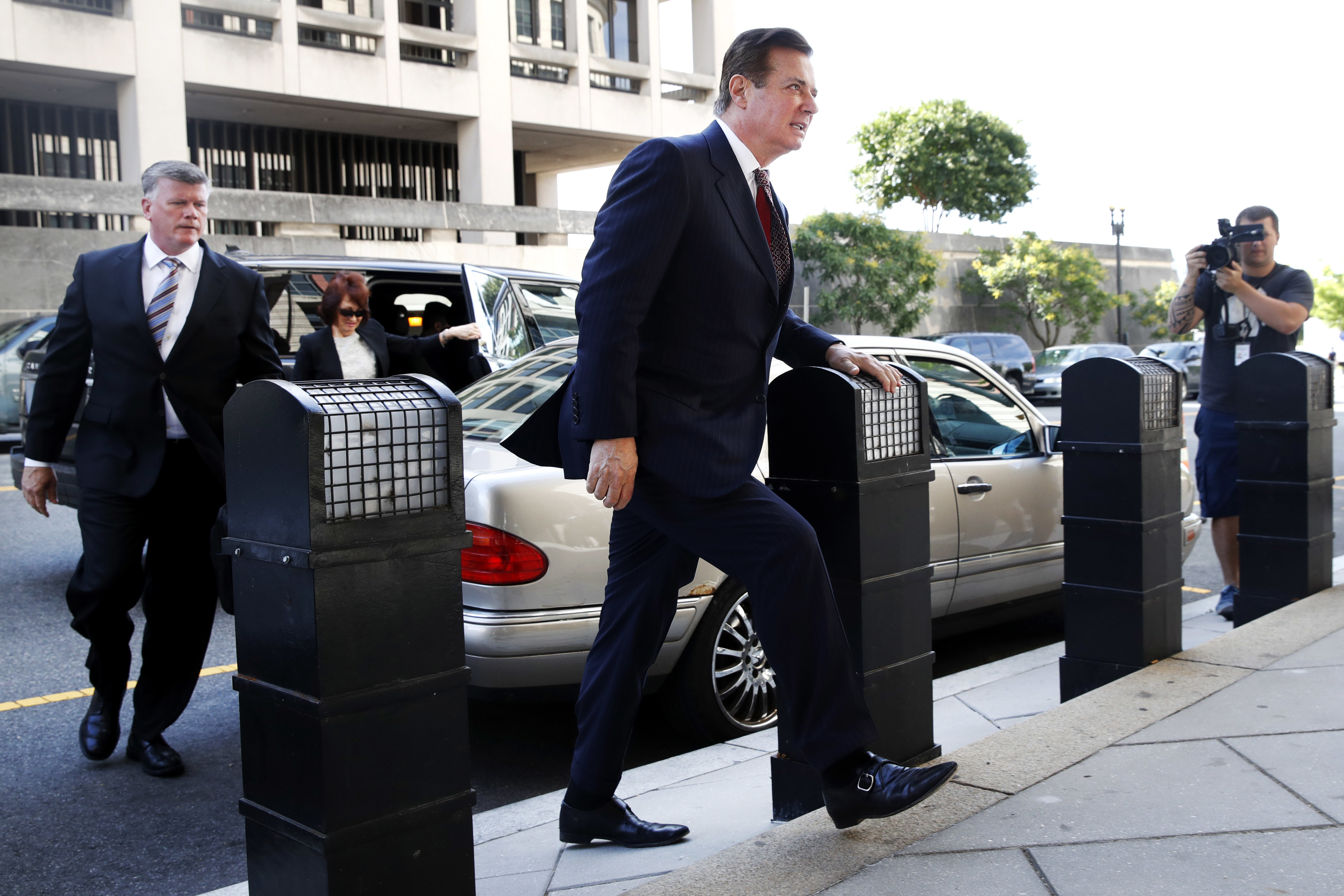 Paul Manafort arrives at federal court in Washington
