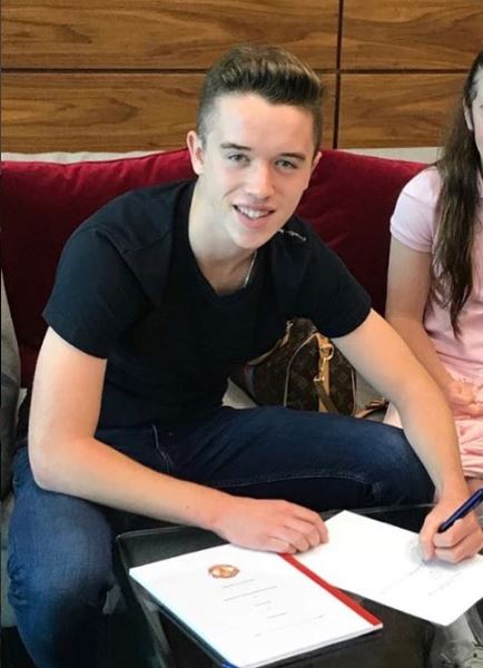 Harvey Neville signs for Manchester United