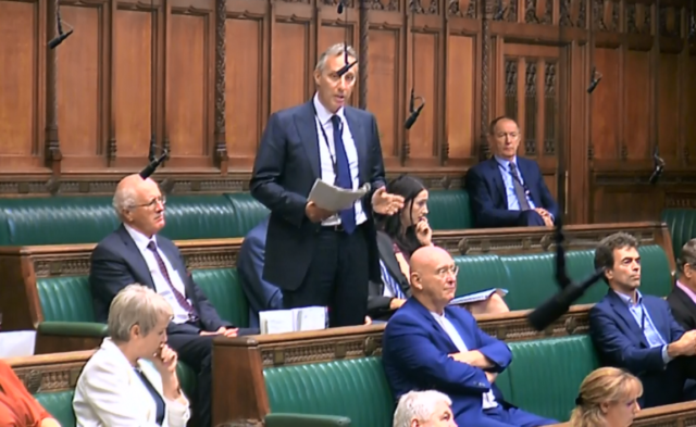 DUP MP Ian Paisley makes an apology in the Commons