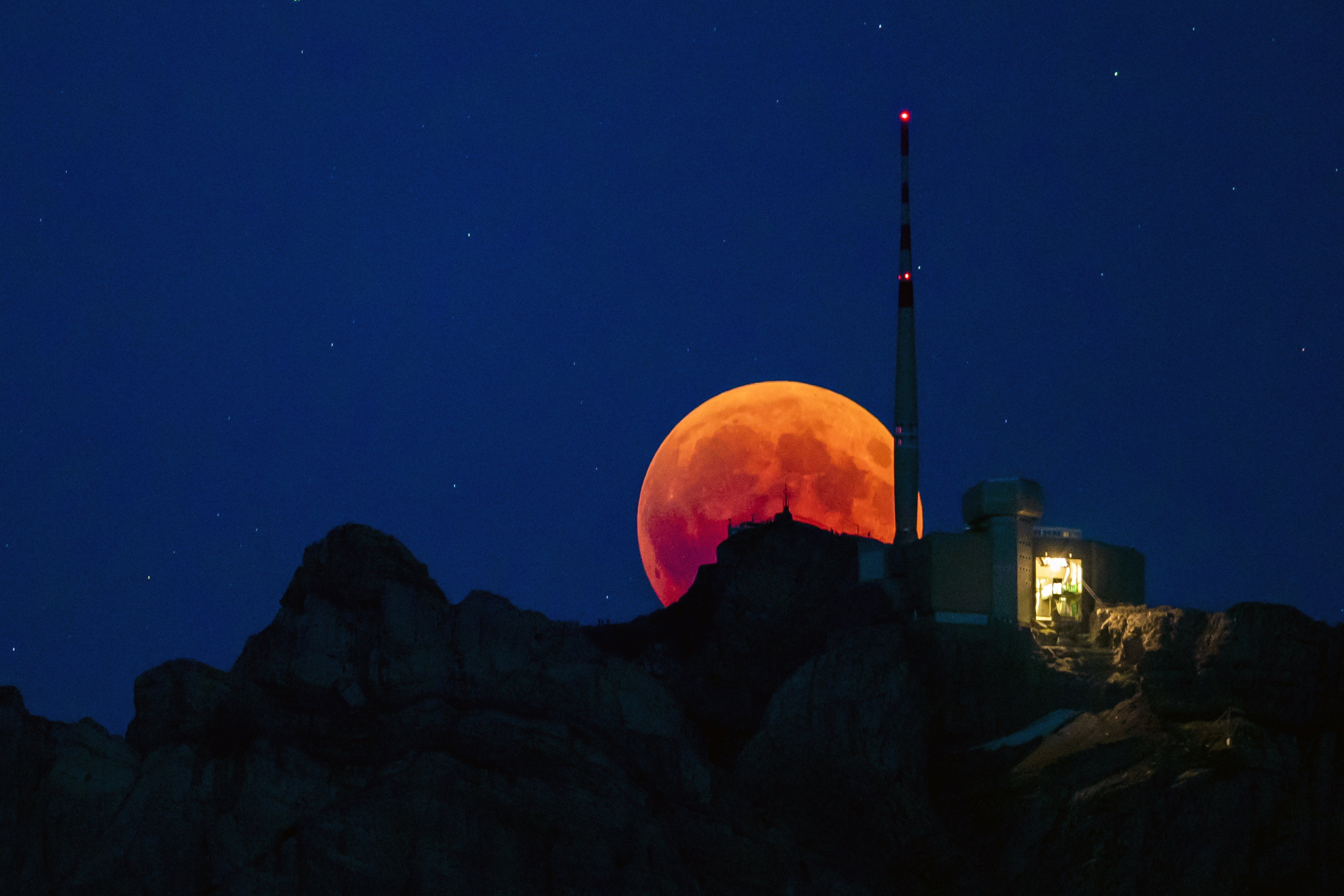 Сегодня затмение луны есть. Восход кровавой Луны (Blood Moon Rising) '2009. Лунное затмение 2018. Кровавая Луна явление. Лунное затмение фото.