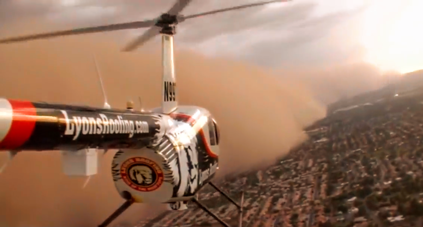 The helicopter passing by the sandstorm