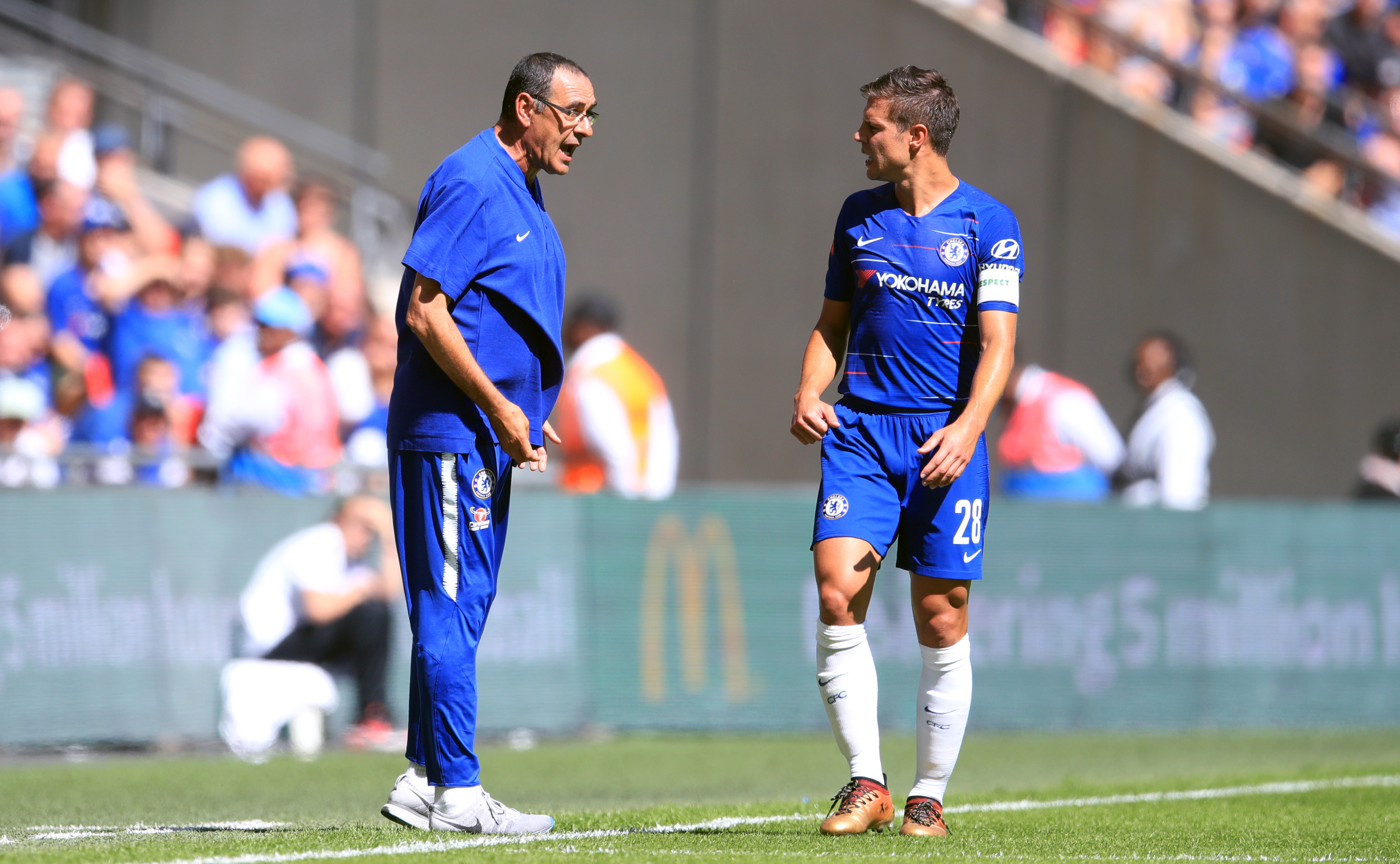 Chelsea manager Maurizio Sarri speaks to Cesar Azpilicueta