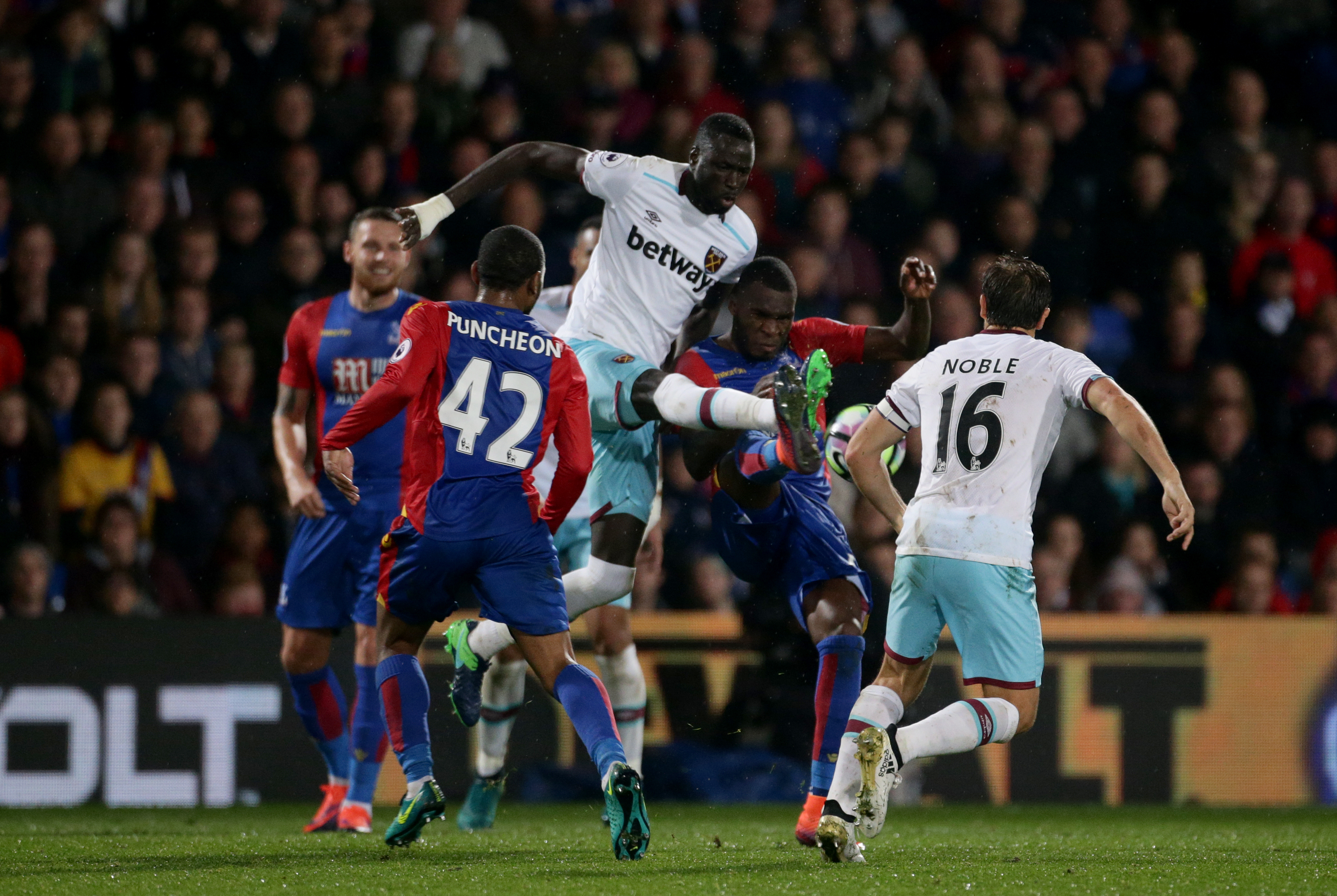 Cheikhou Kouyate plays in a Premier League match against future club Crystal Palace