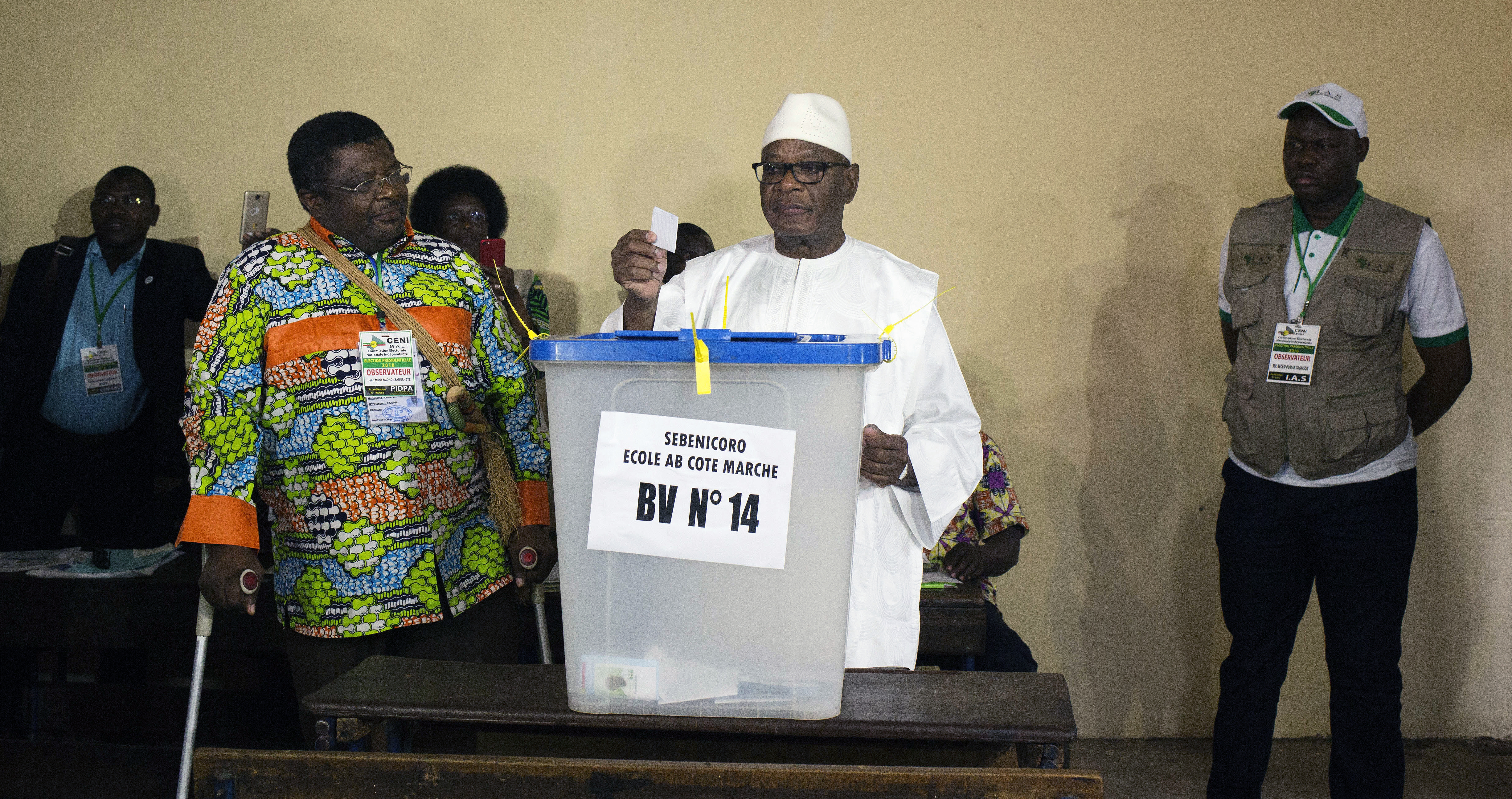 Ibrahim Boubacar Keita casts his ballot