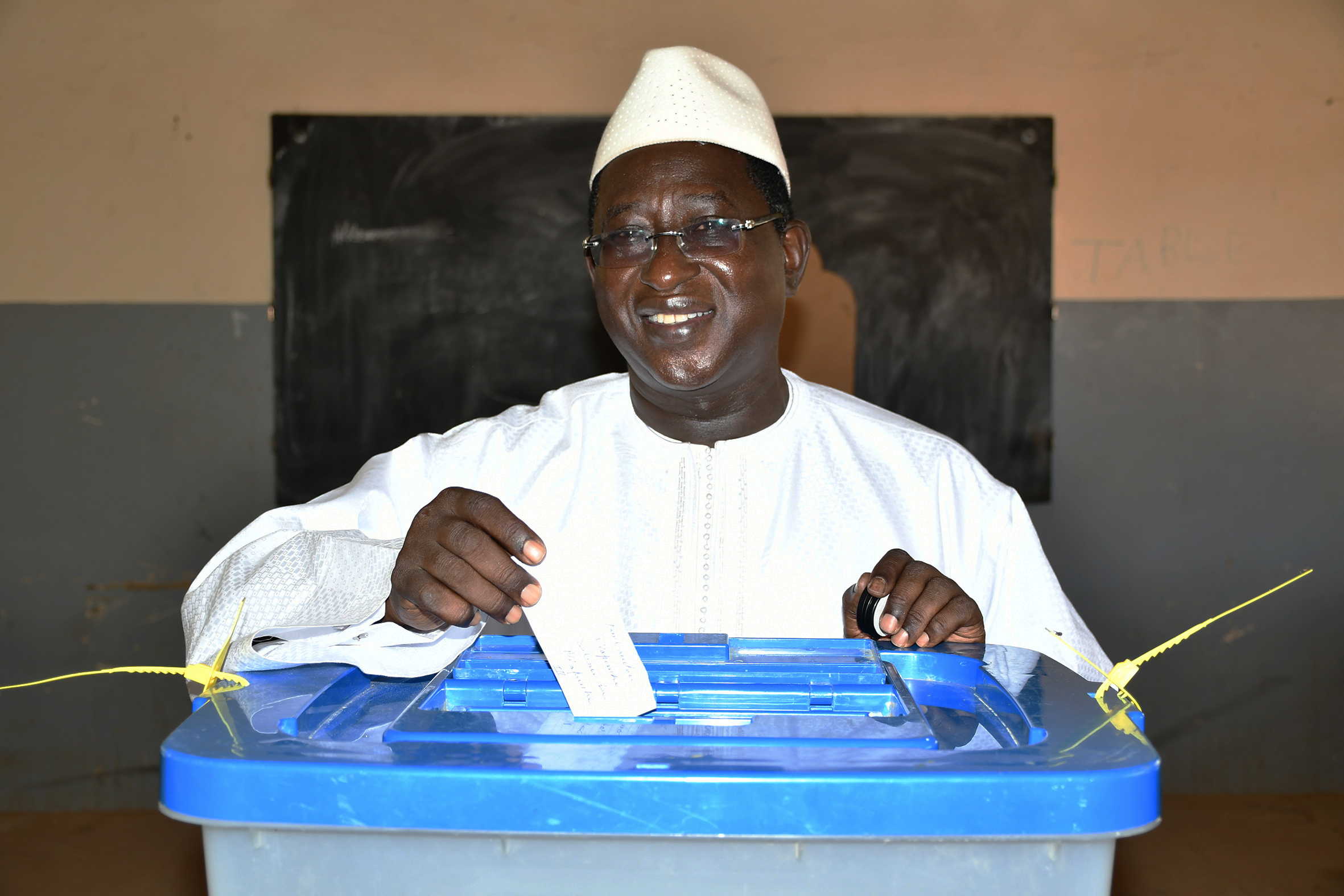 Soumaila Cisse casting his vote 