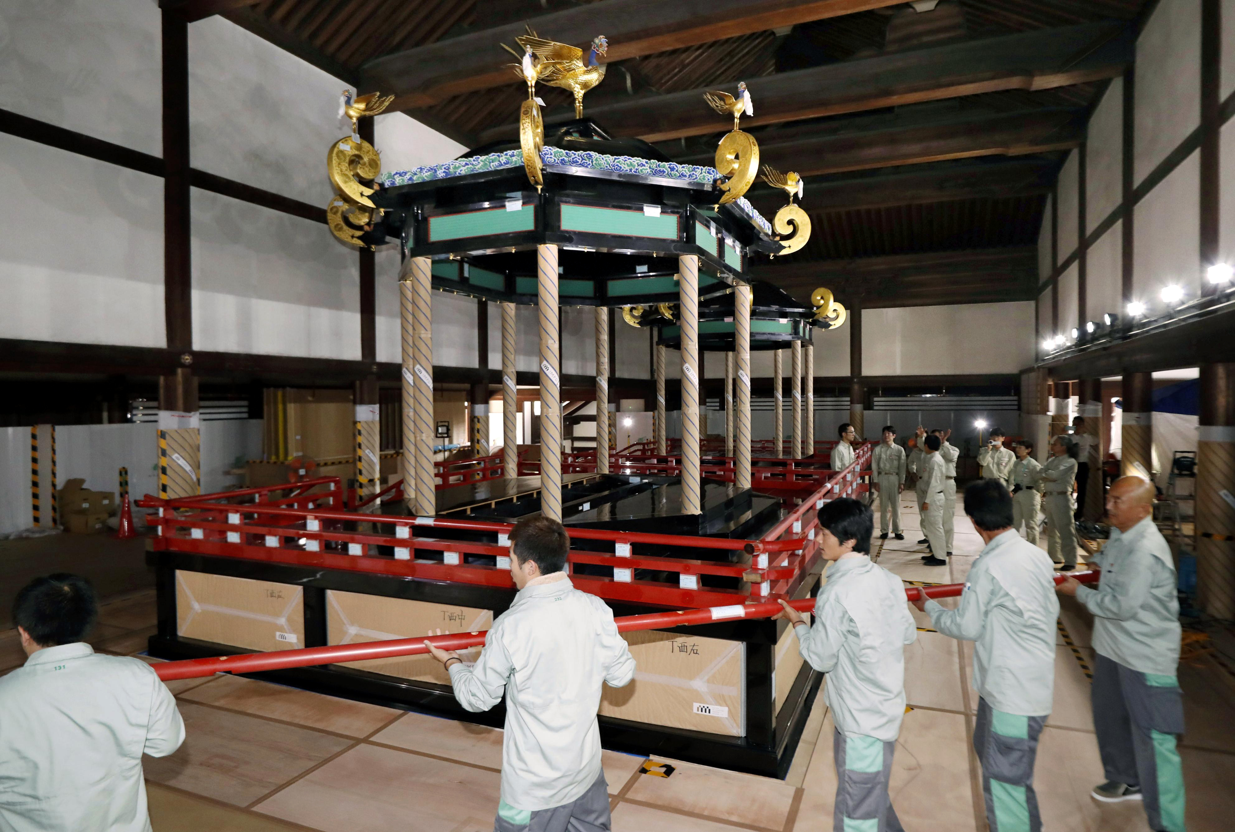 The Takamikura throne is disassembled at the Kyoto Imperial Palace 