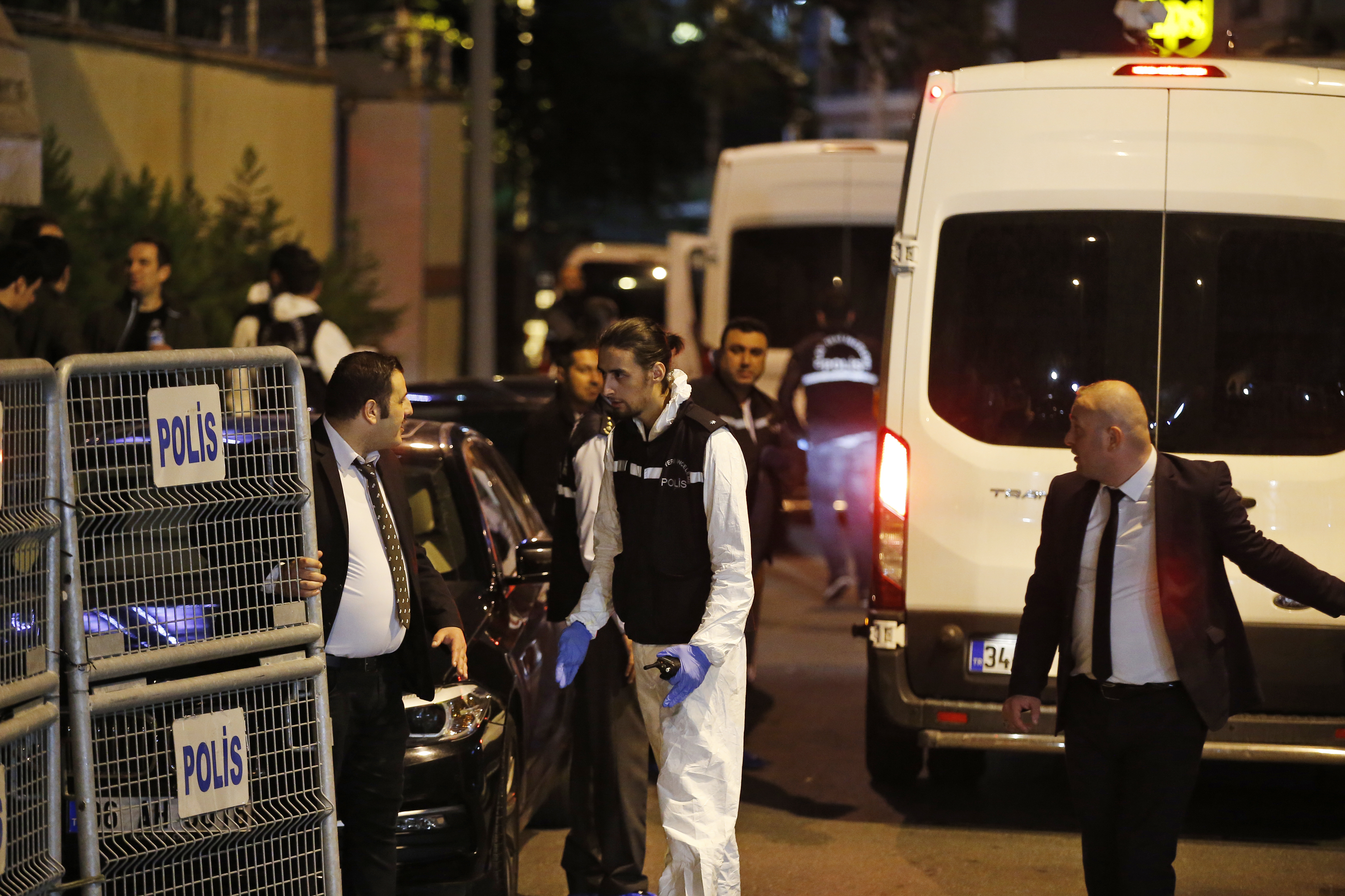 Turkish police officers arrive at the Saudi Arabia consulate