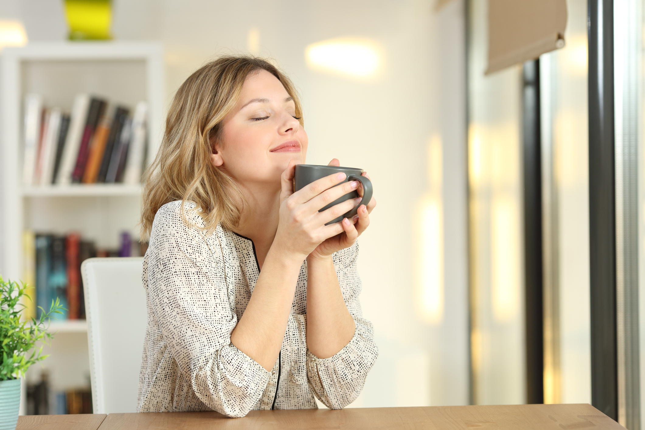 Kate is tea drinking. Женщина в доме. Задумчивая женщина. Женщина дома. Женщина с чашкой кофе.