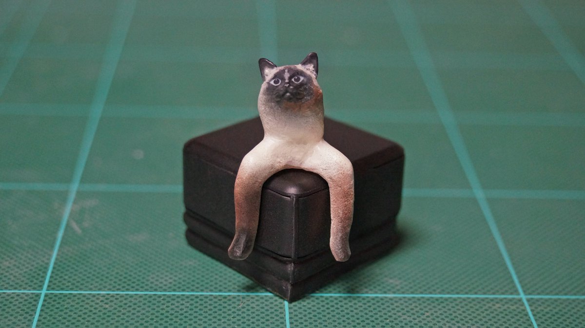 A sculpture of a cat sat down