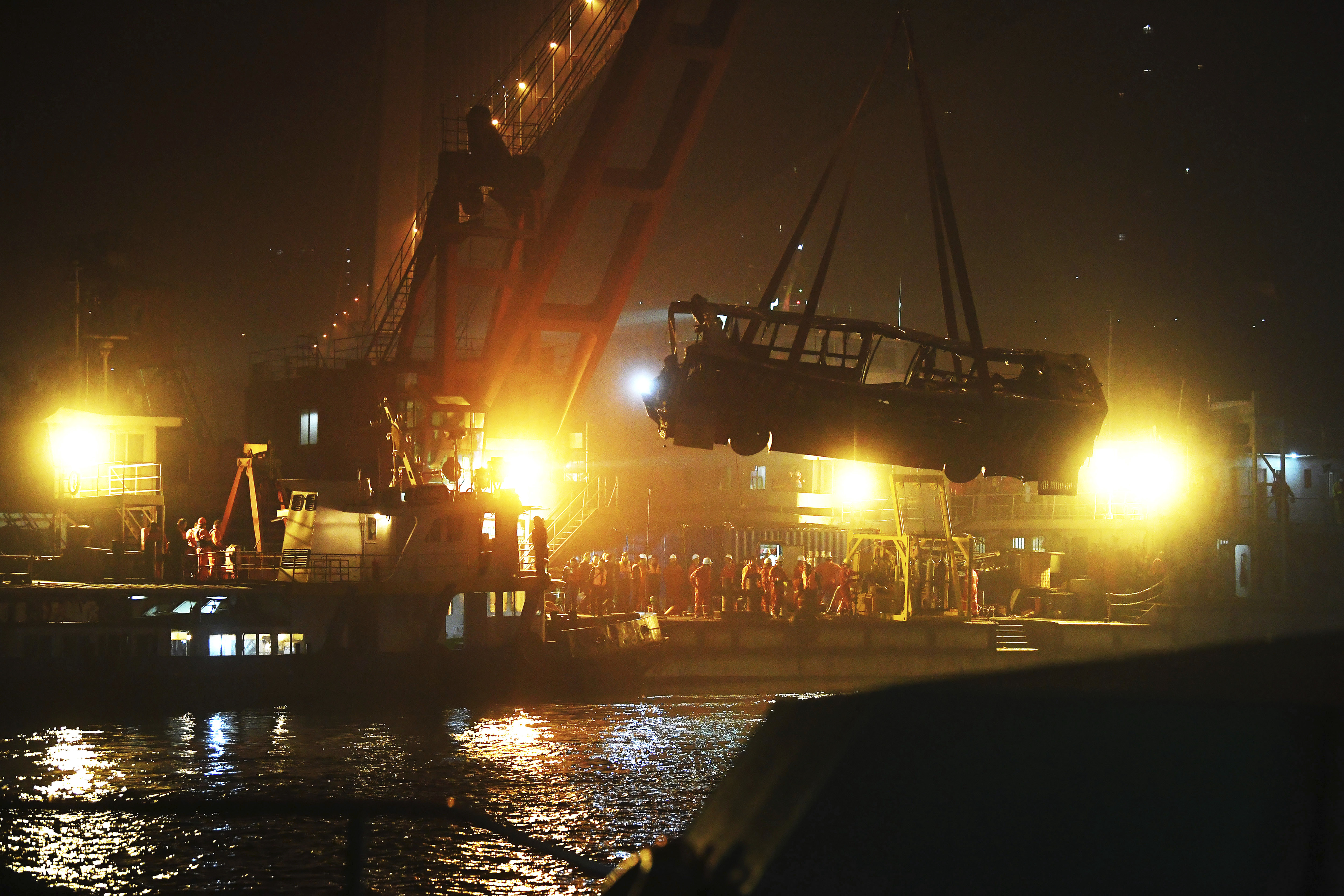 The bus is lifted out of the Yangtze River