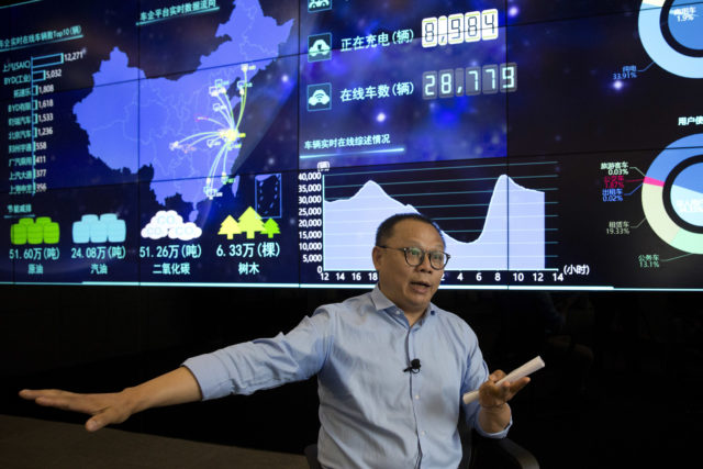 Ding Xiaohua at the Shanghai Electric Vehicle Public Data Collecting, Monitoring and Research Centre