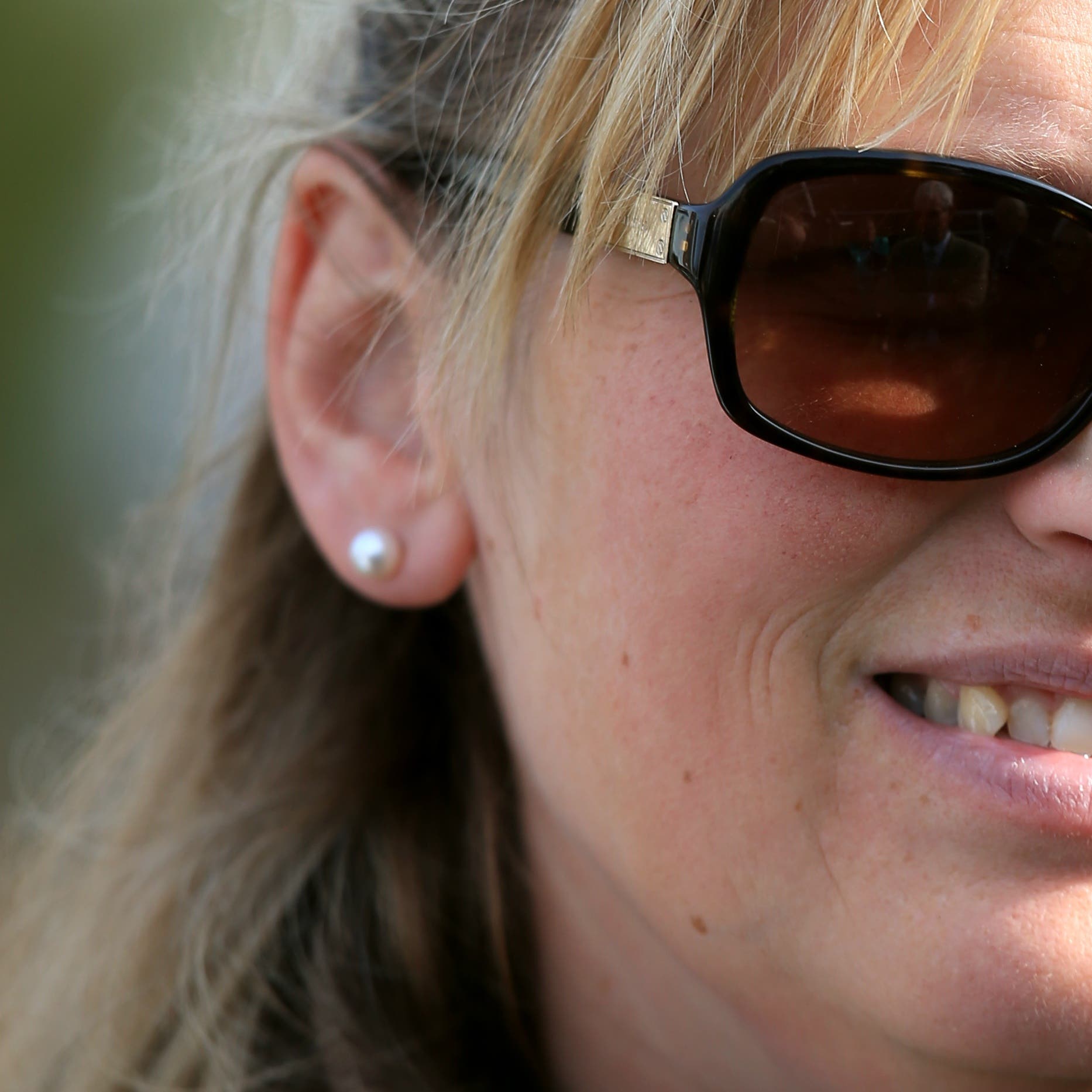 Emma Lavelle runs Down The Highway at Sandown