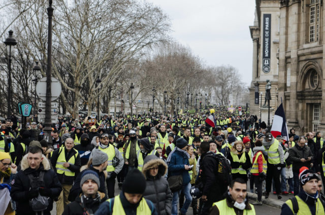 Violent scenes in Paris as yellow vest protest numbers soar again ...