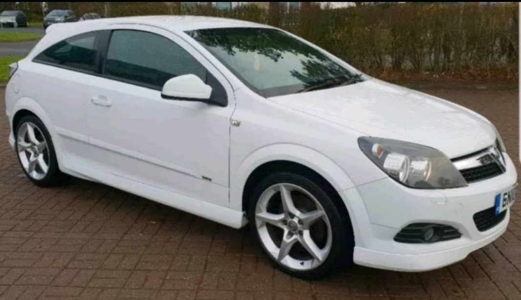 White Vauxhall Astra 
