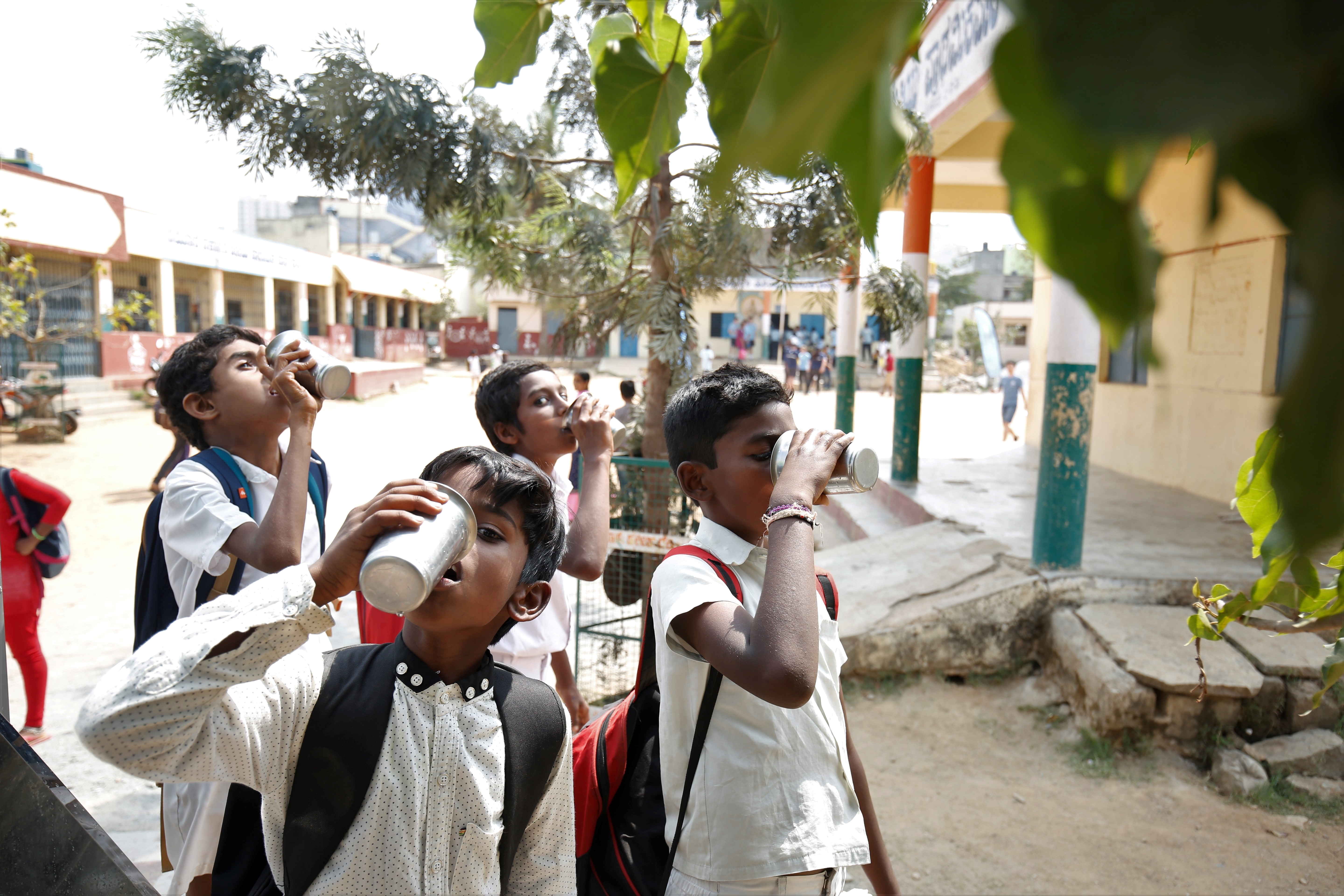 Children drinking water 