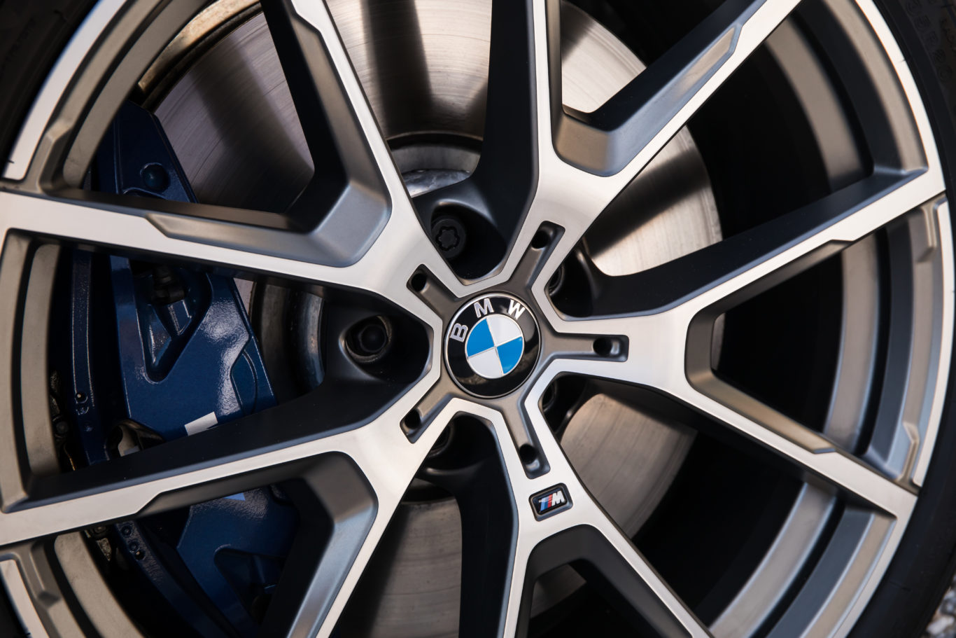 Large alloy wheels add to the 8 Series' presence