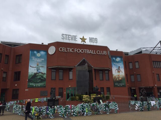 Celtic Park tribute as ' Stevie Chalmers funeral cortege passes through