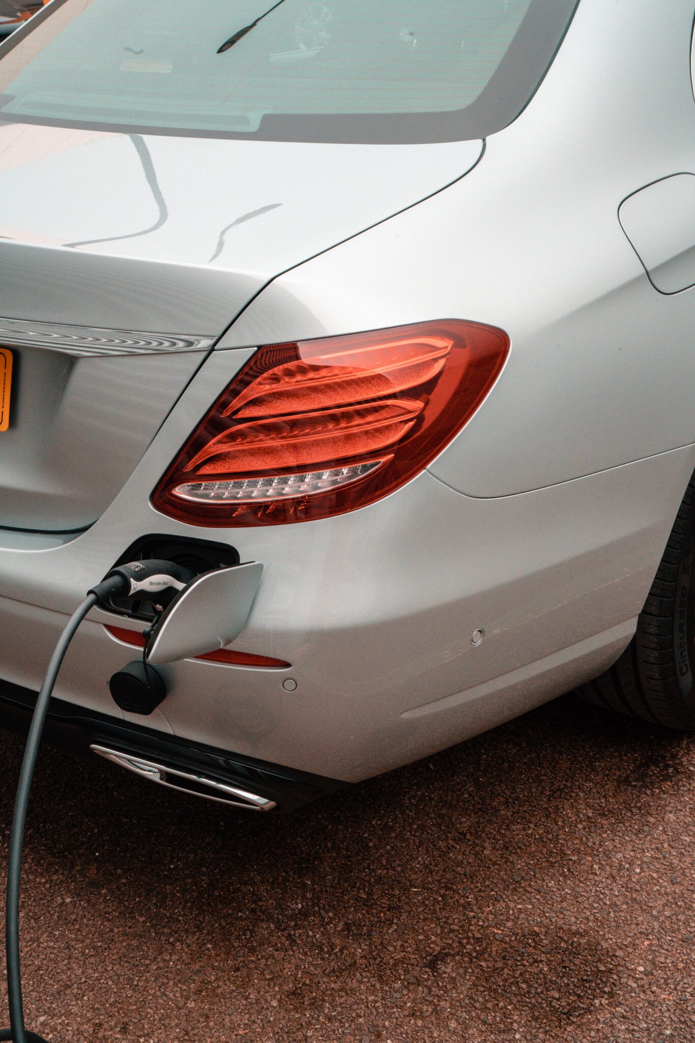 The E 300 de can easily be plugged in