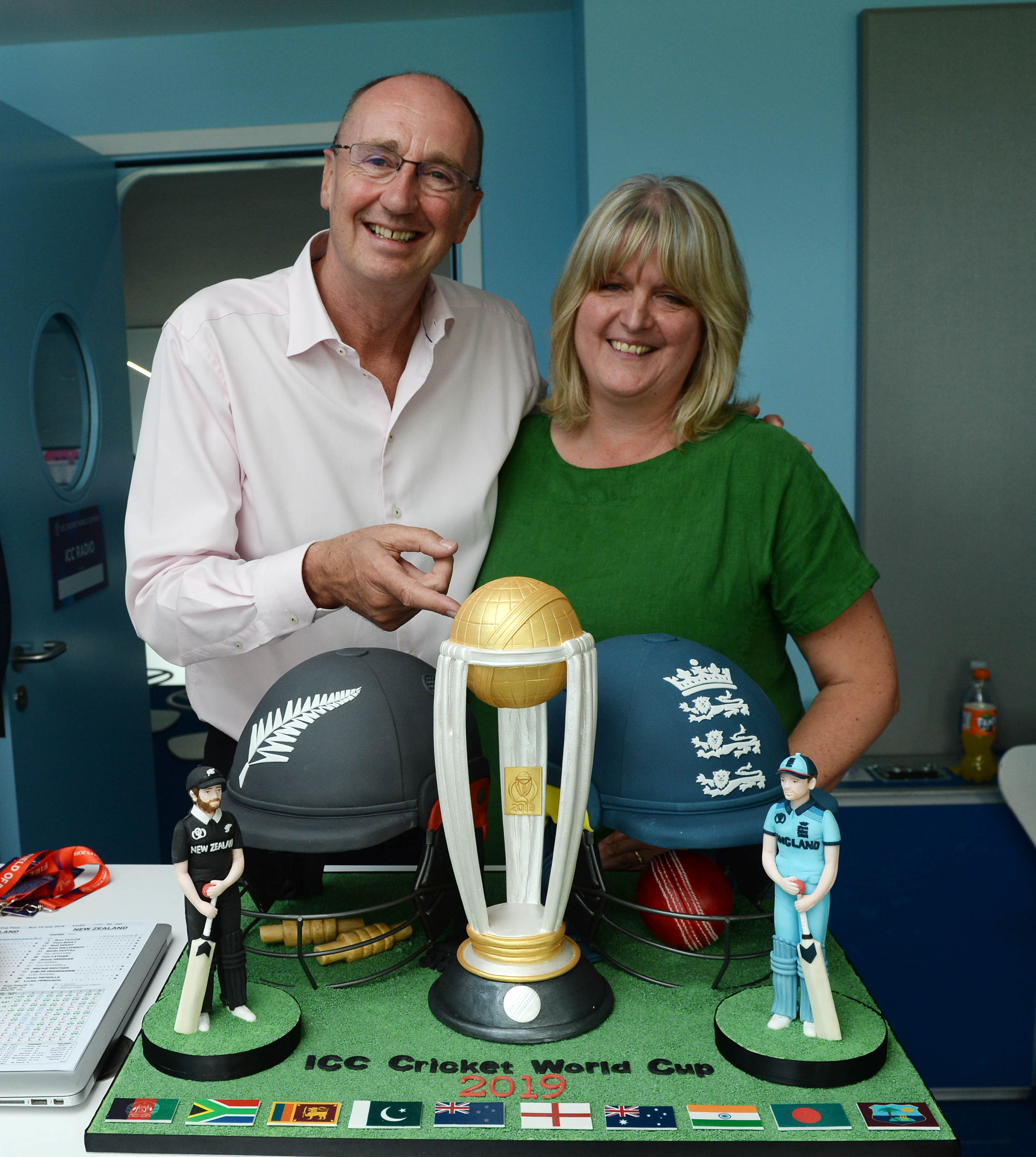 Test Match Special commentator Jonathan Agnew and cake maker Julie Brownlee