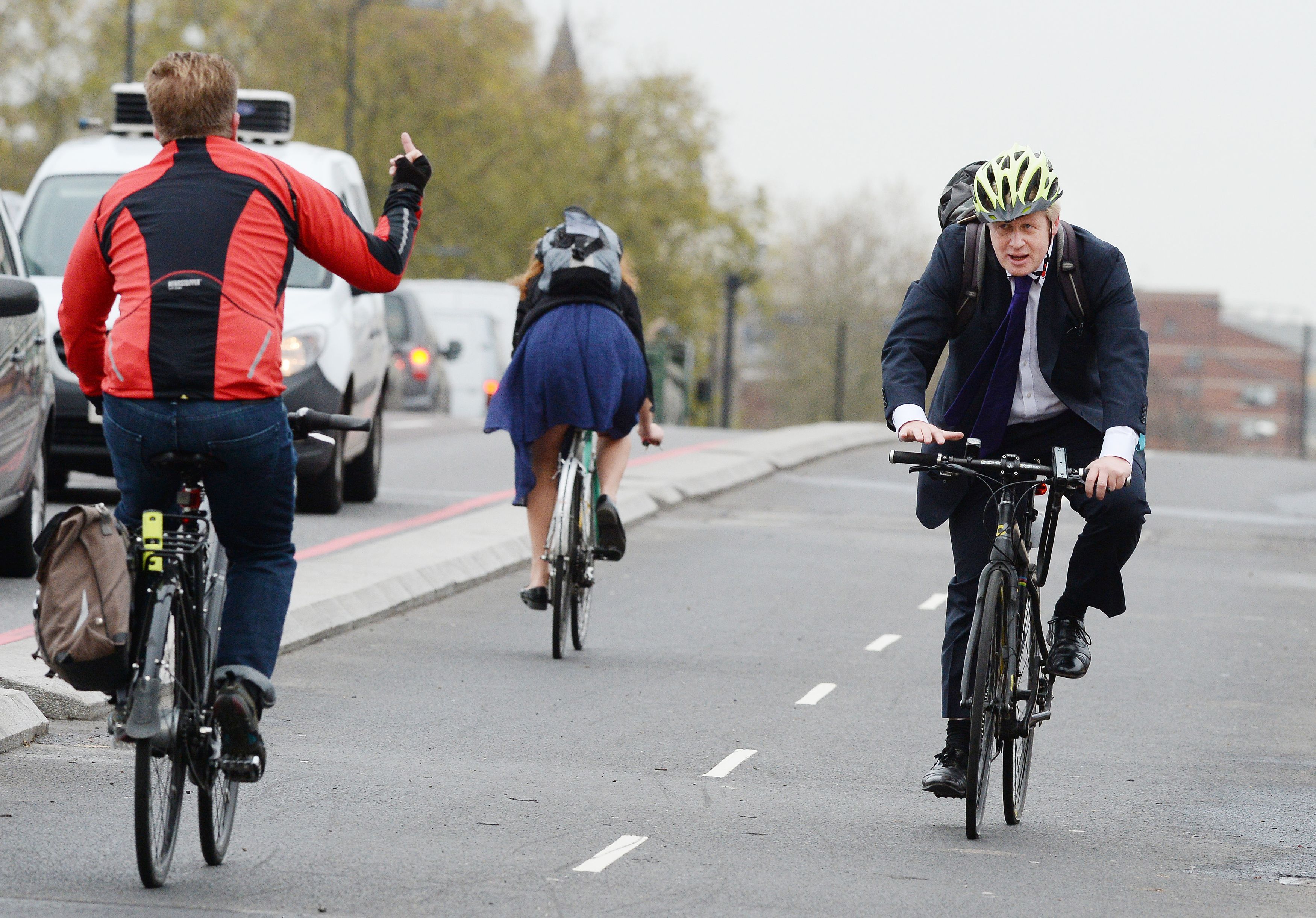 A fellow commuter gesturing to Mr Johnson 