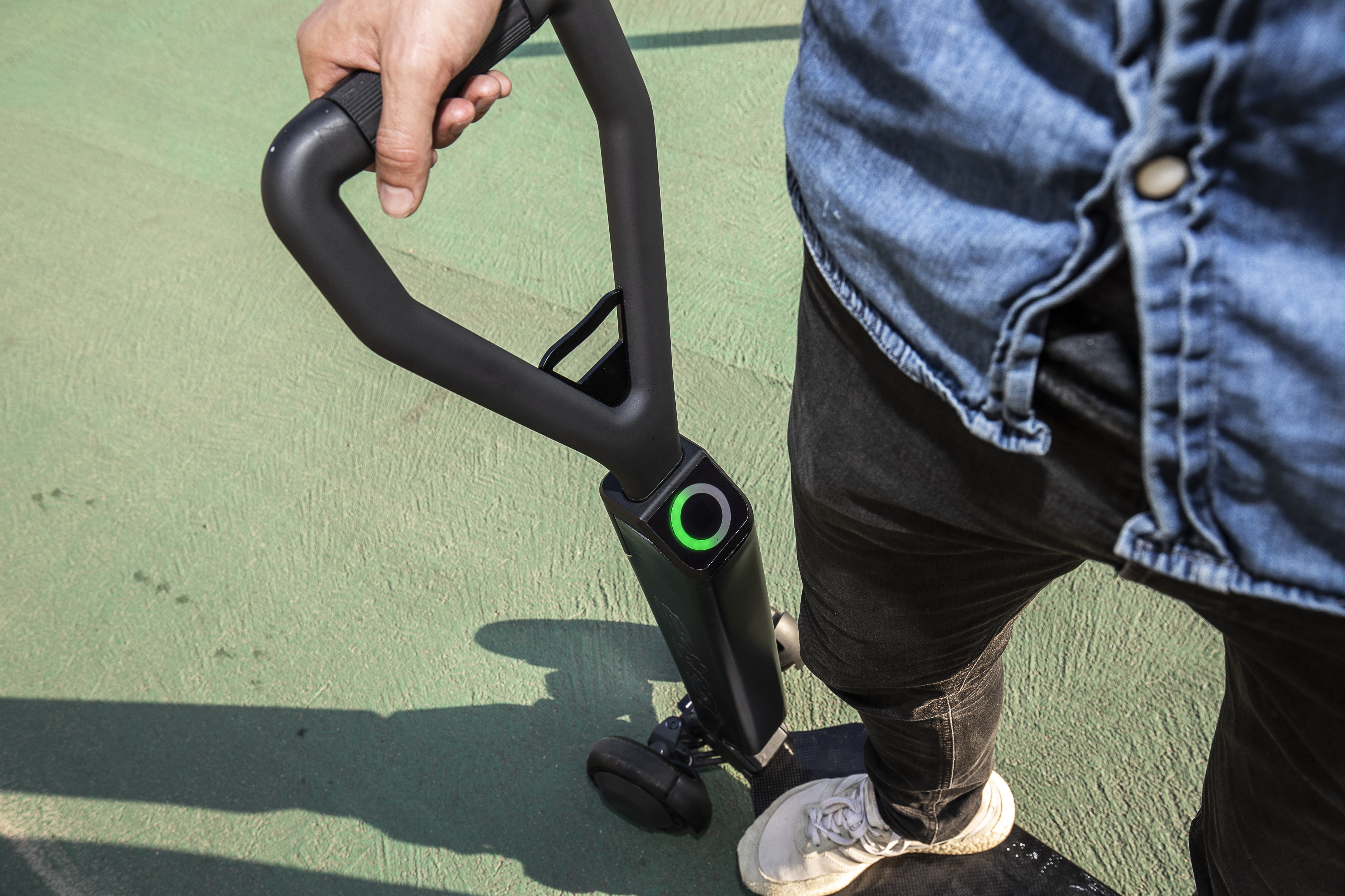 The scooter is controlled via one central arm