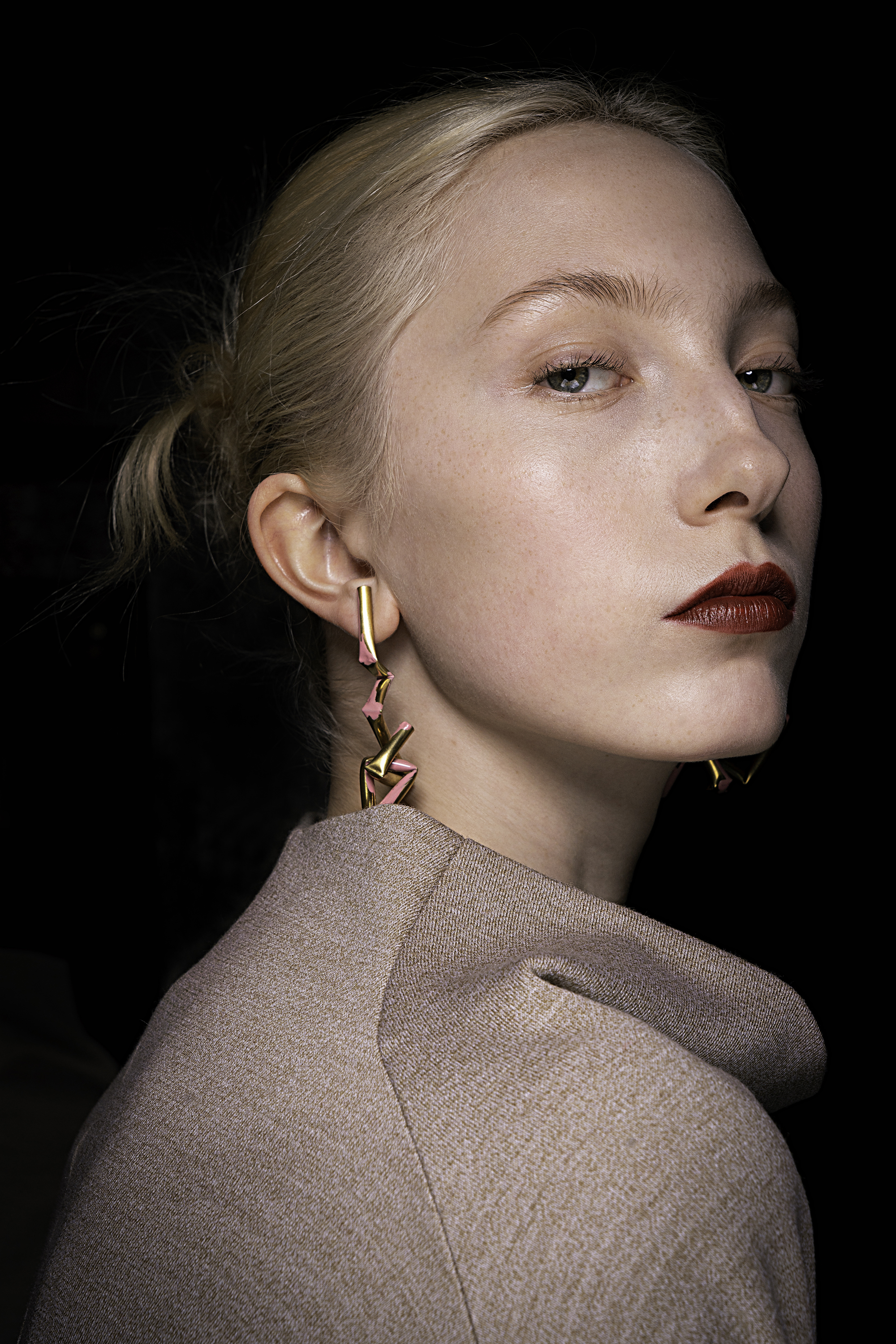 model backstage at Rokasanda AW19