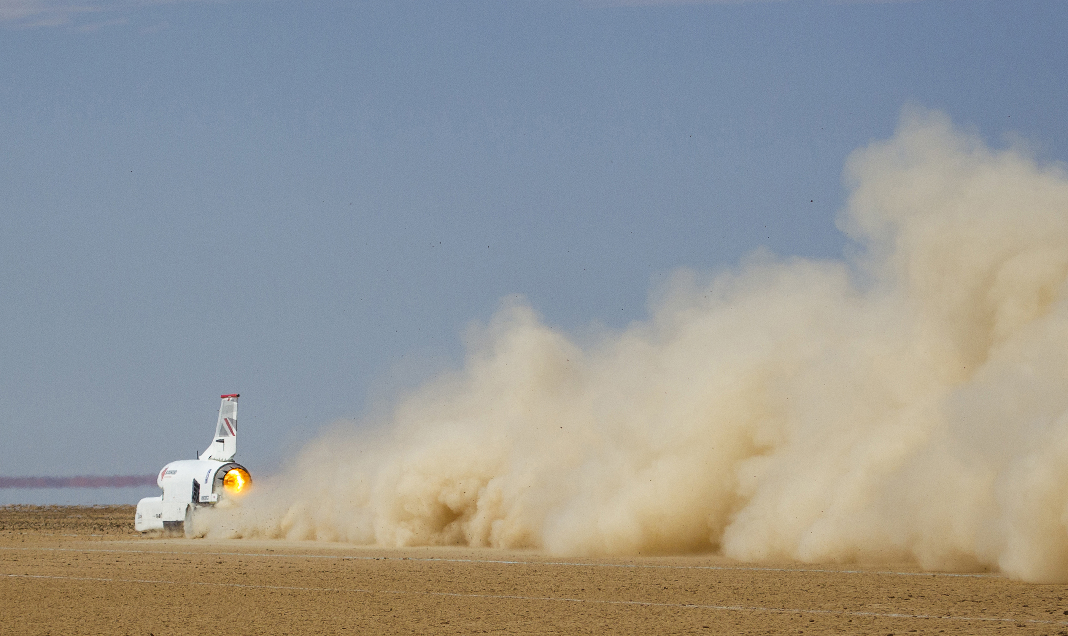 Самая большая скорость. Bloodhound LSR машина. Реактивные машины скорость. Болид в пустыне. Рекорды скорости машины в пустыне.