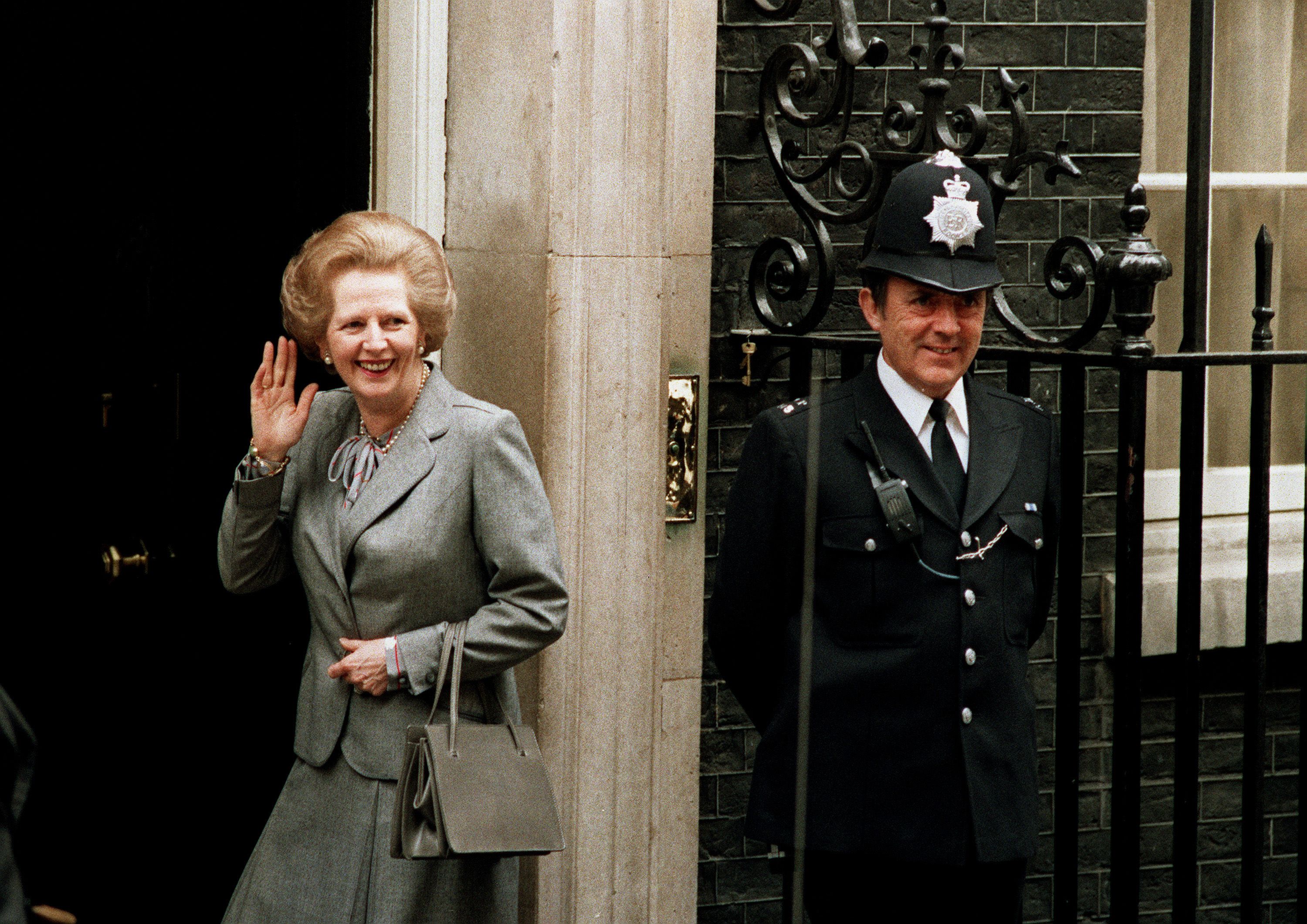 Baroness Thatcher returns 10 Downing Street from Buckingham Palace 