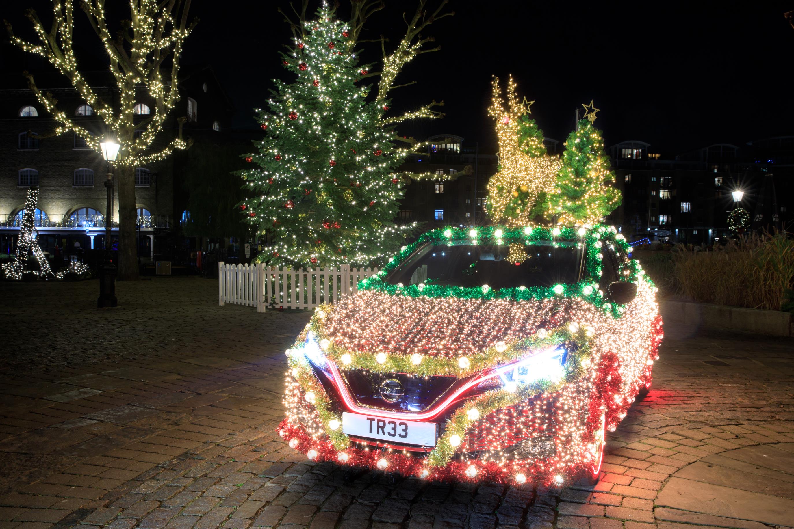 New year car. Новогодний Ниссан лиф. Ниссан лиф елки. Новогодняя машина. Новогоднее украшение автомобиля.