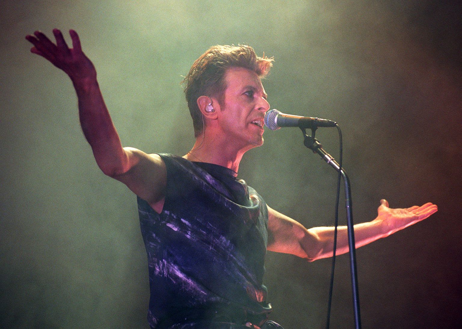 Bowie performing in 1995