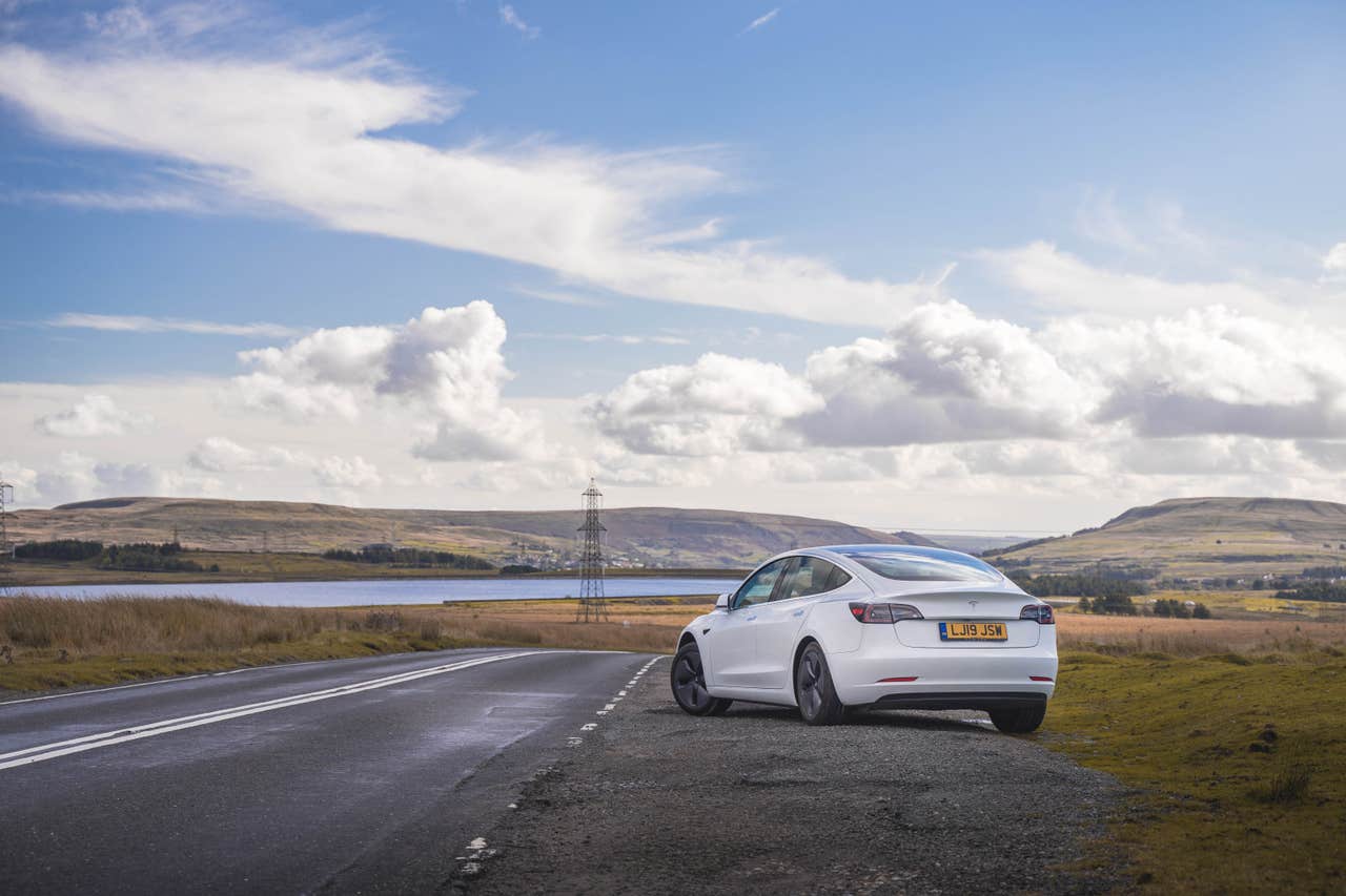 Car its car. Tesla model s 3. Тесла на дороге белая. Tesla model 3 refresh. Тесла модель 3 на закате.