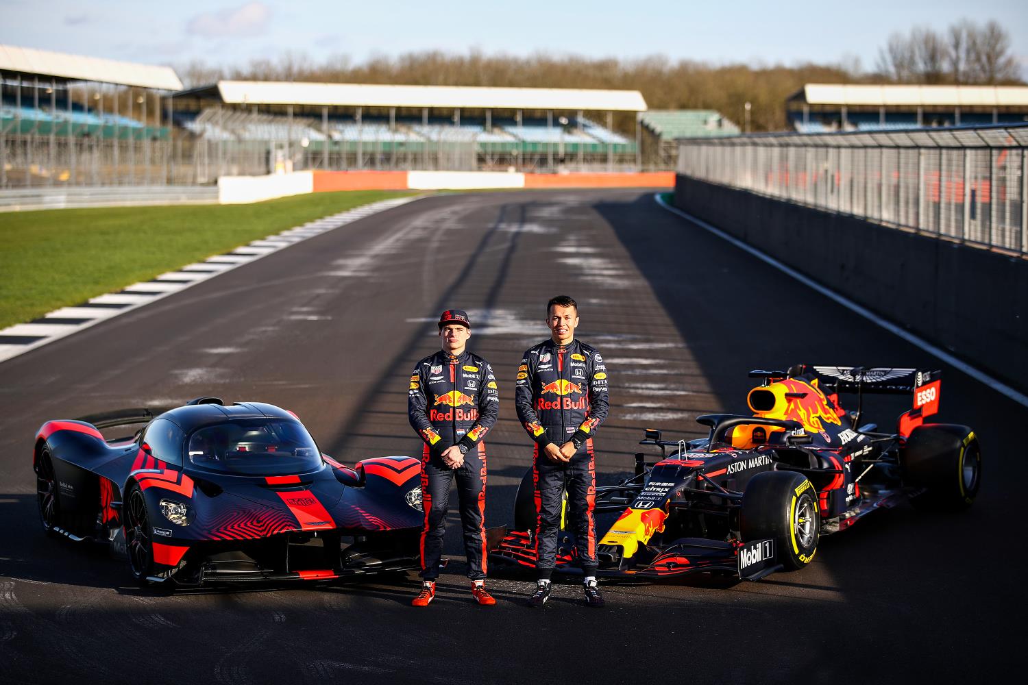 Max Verstappen (l) and Alex Albon