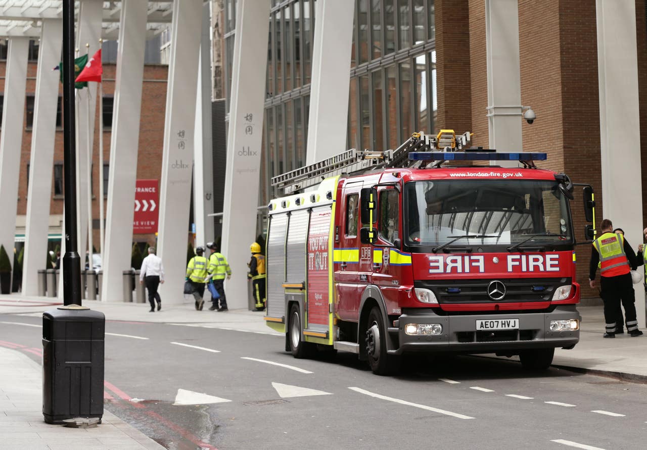 Fire uk. Лондонские пожарные. Лондонская пожарная команда. Fire Brigade. Пожарное страхование в Великобритании London Fire engine establishment.