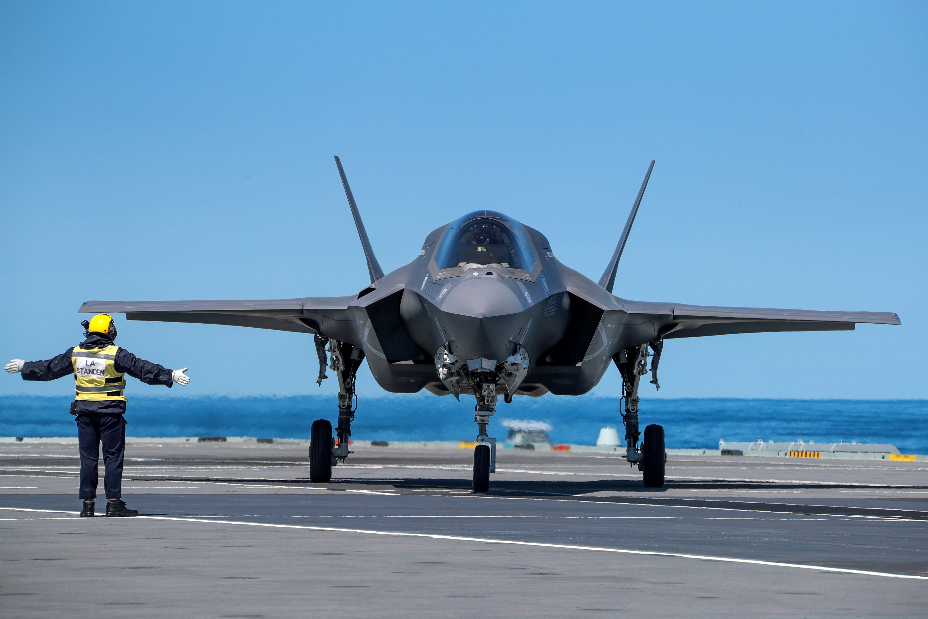 F-35 Lightning jets land on HMS Queen Elizabeth for flight trials ...