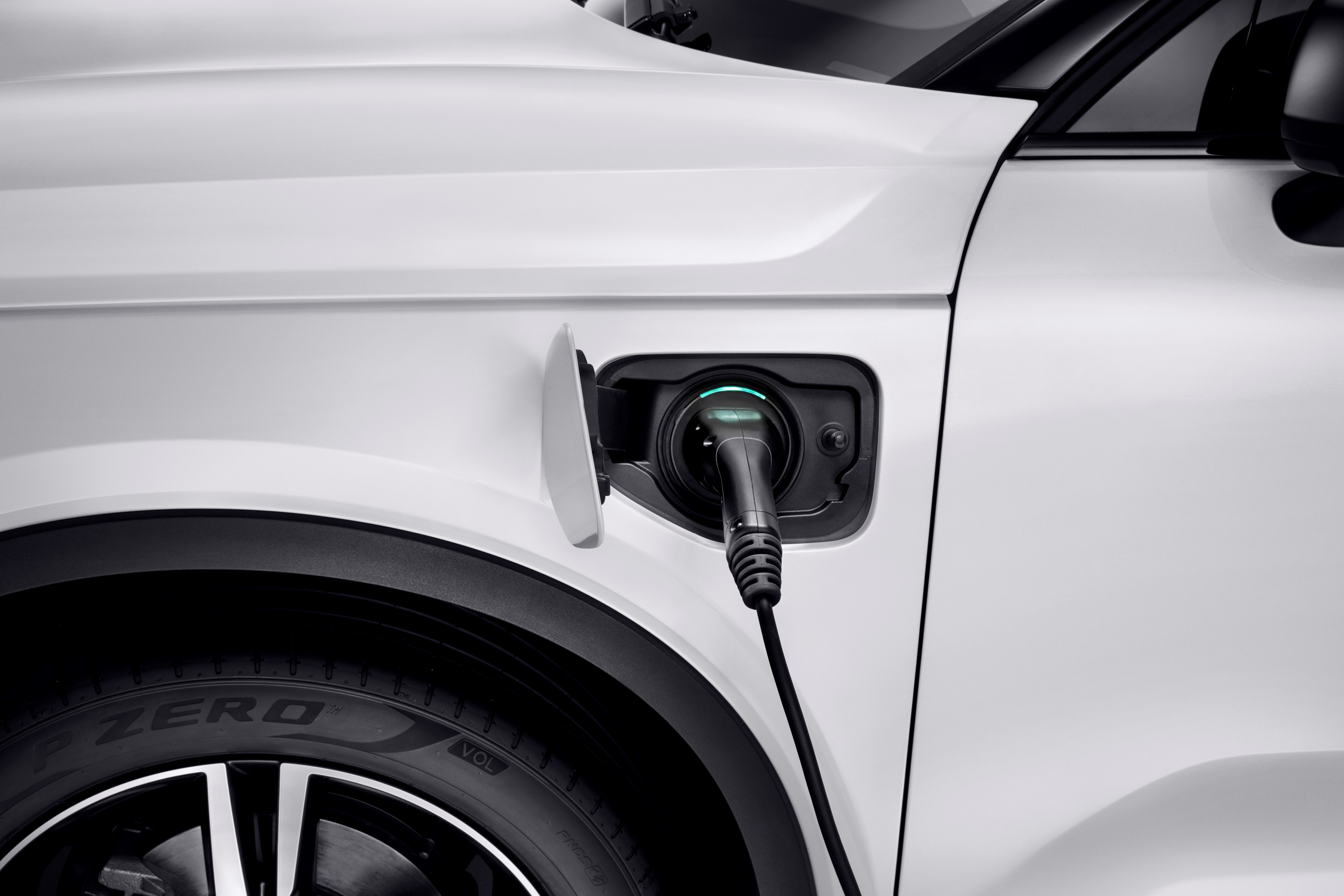 Volvo introduces new plugin hybrid variant for XC40 Express & Star