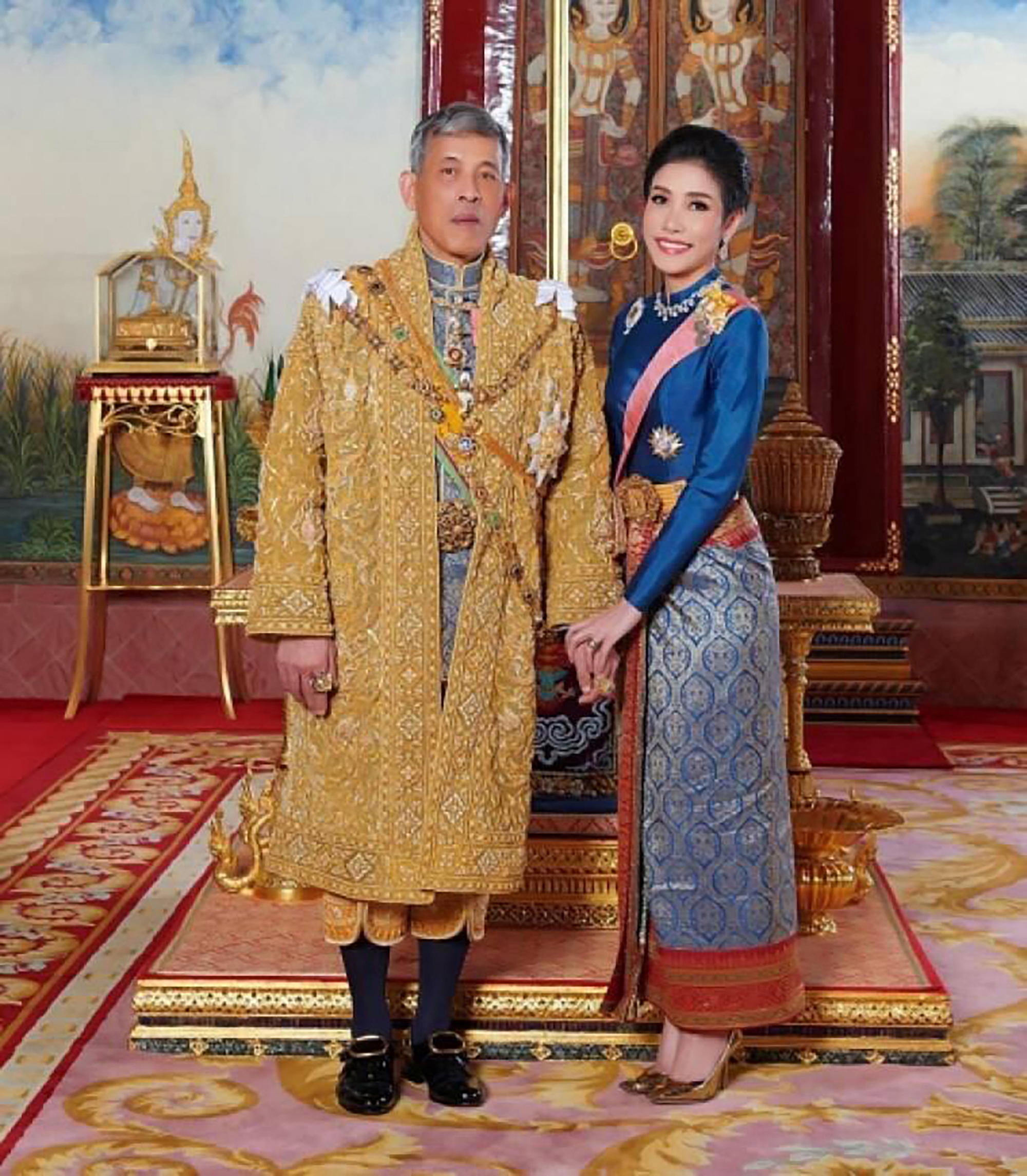 King Maha Vajiralongkorn with Major General Sineenatra Wongvajirabhakdi 