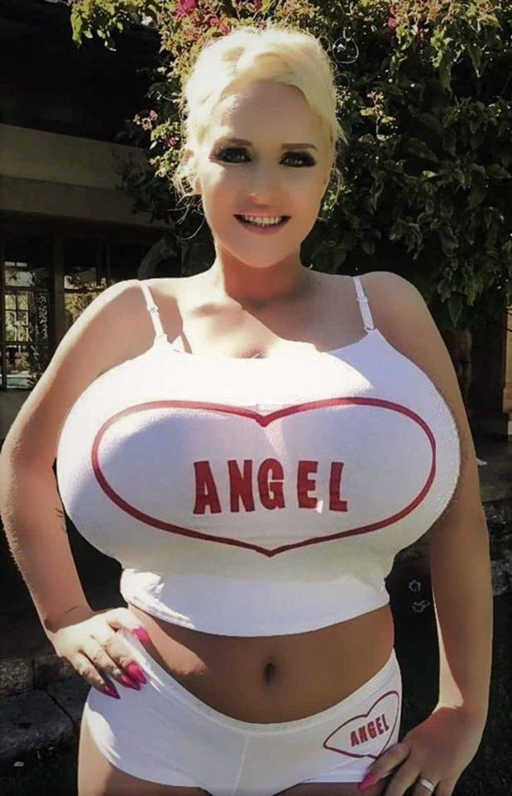 Serious - Woman with 'Britain's biggest boobs' says her 32NN cups are so  big she can't drive