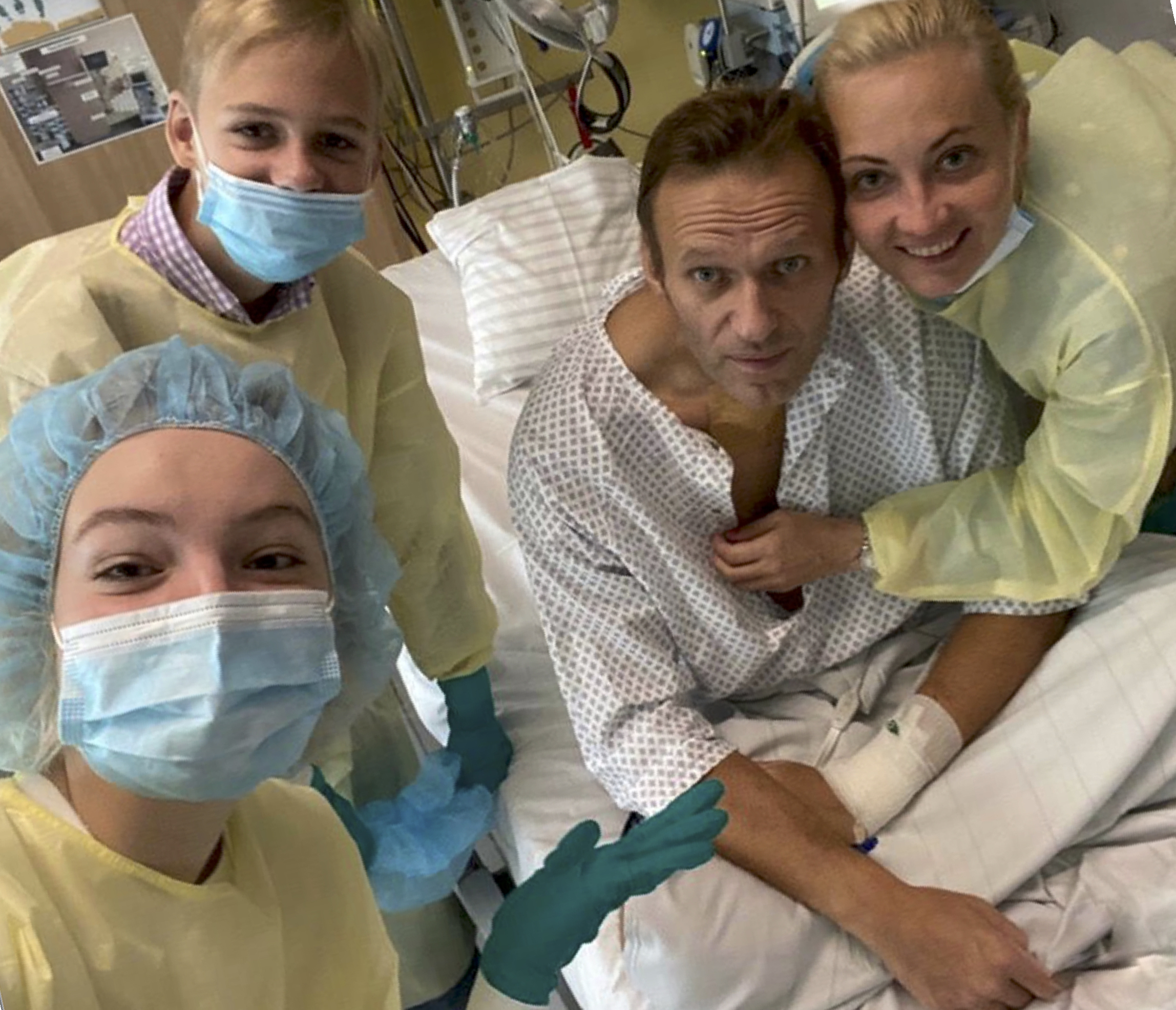 Alexei Navalny with his wife Yulia, daughter Daria, and son Zakhar at his hospital bed