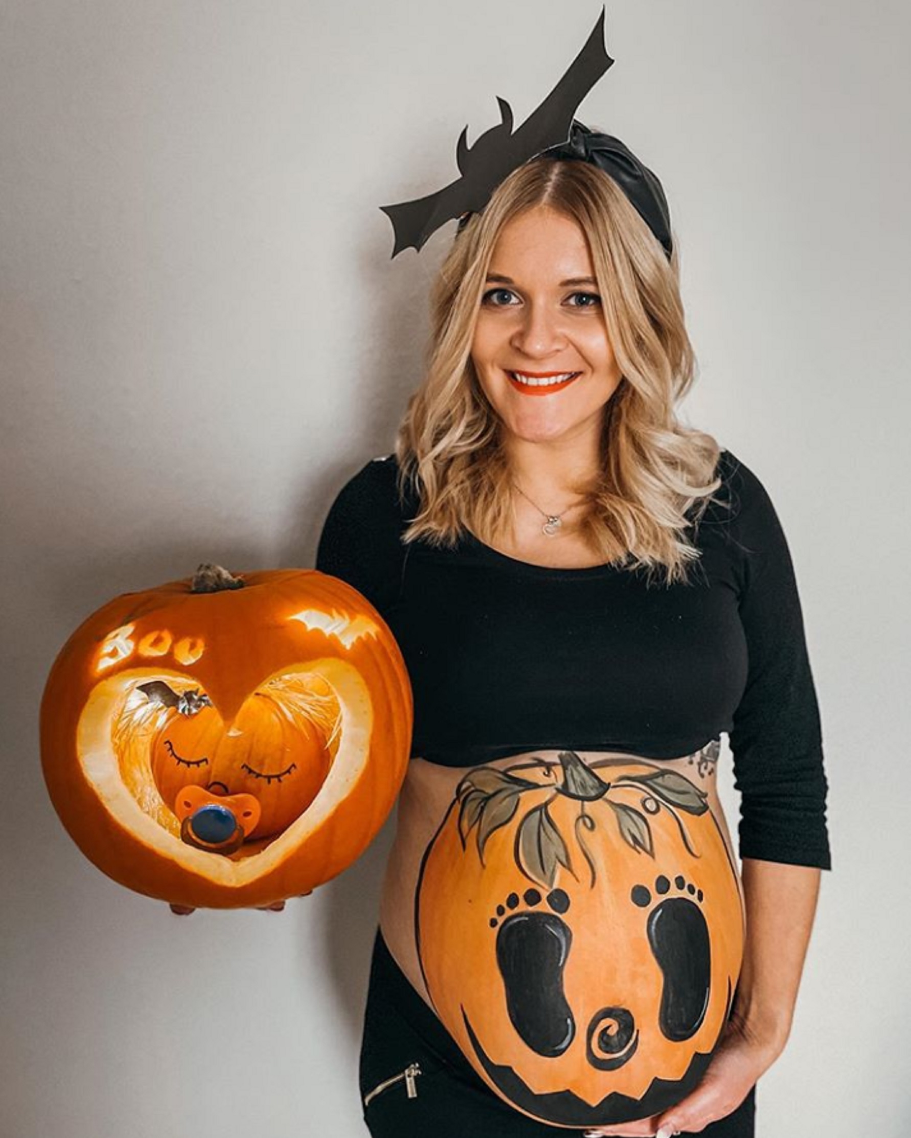 A pregnancy-inspired pumpkin arrangement