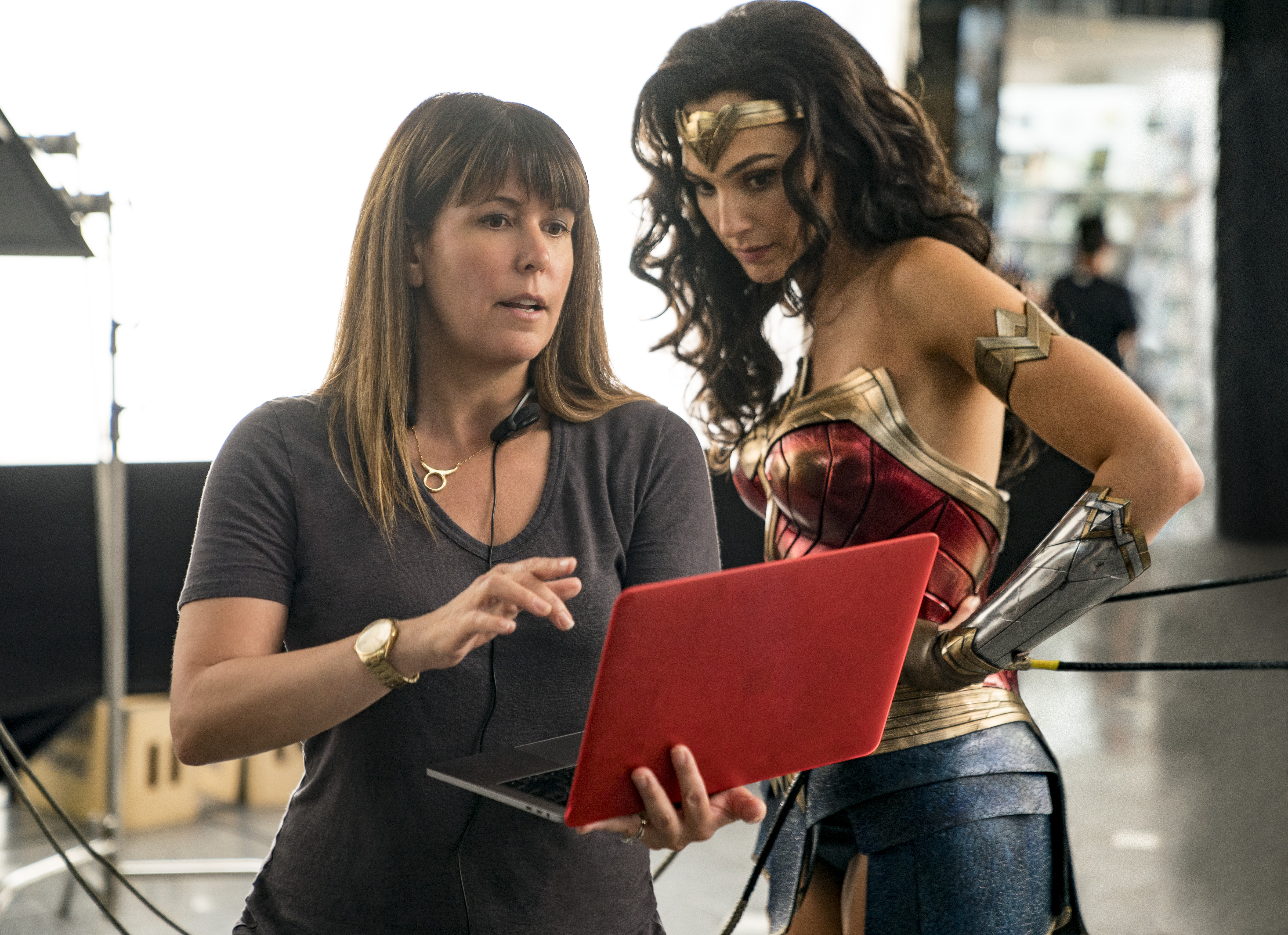 Patty Jenkins and Gal Gadot on set (© 2020 Warner Bros. Entertainment Inc. All Rights Reserved.)