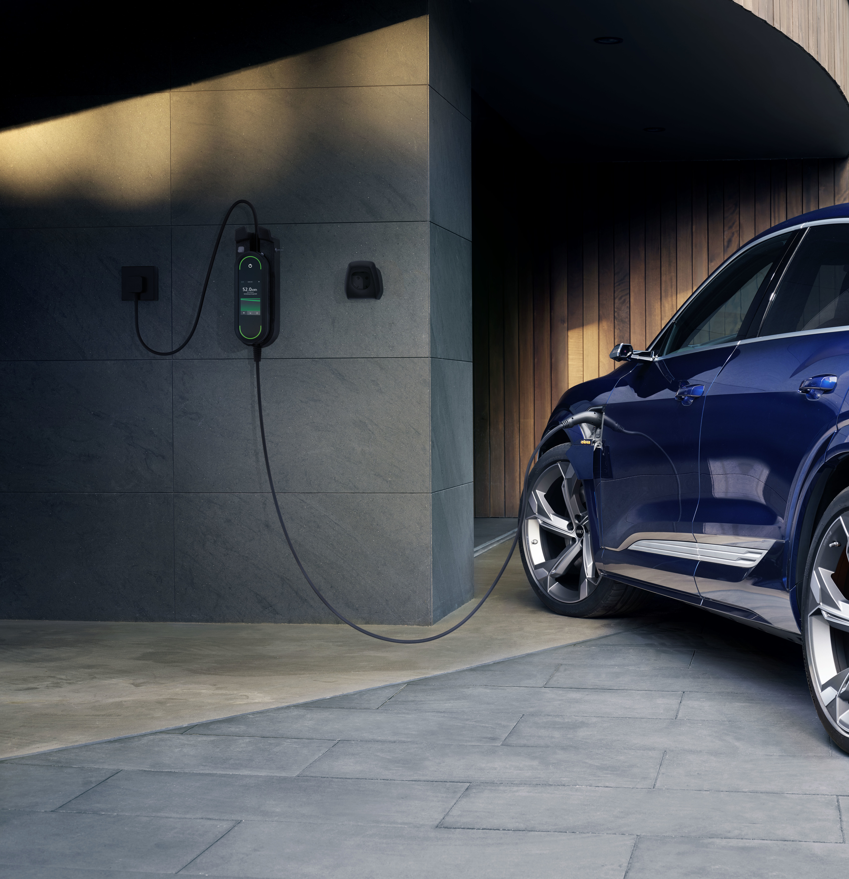 Audi e-tron: Electric vehicle charging