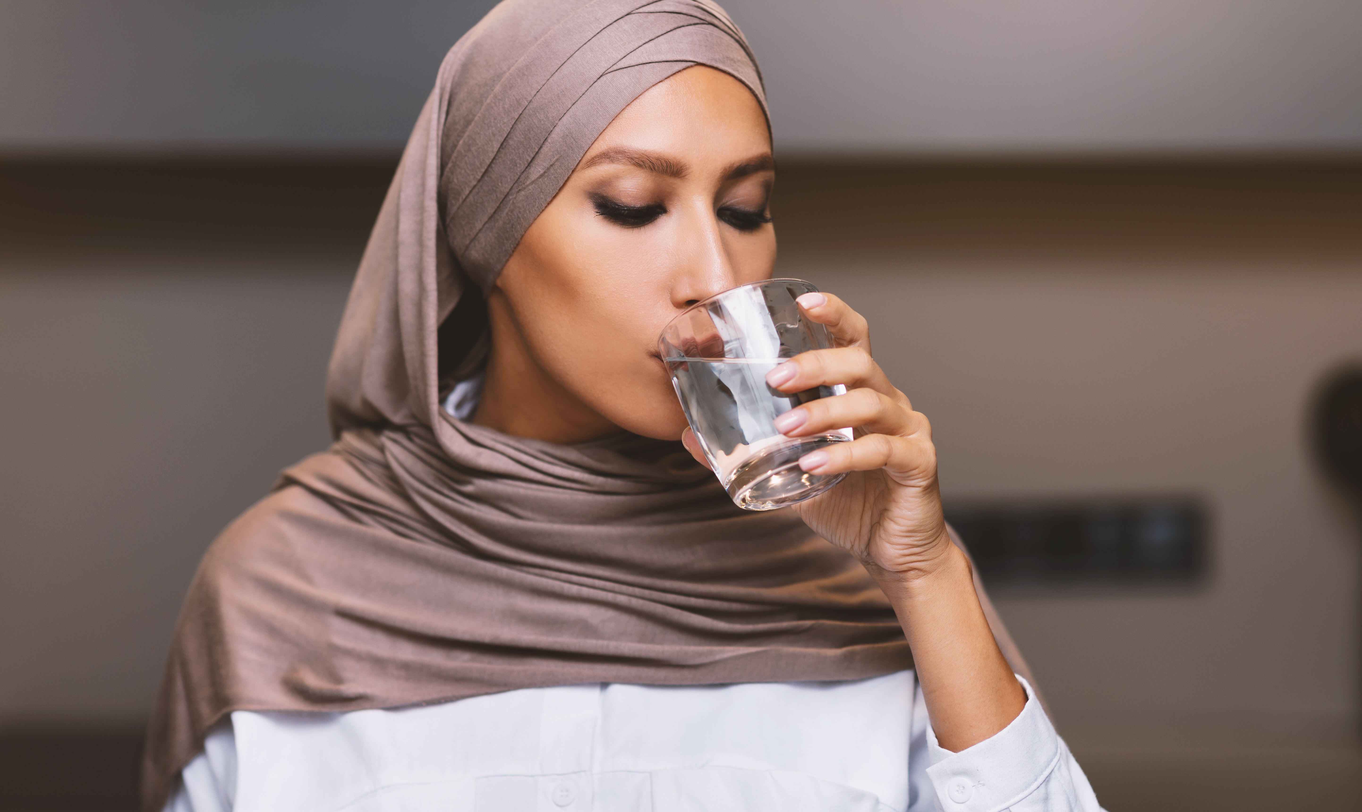 Tips For Exercising If You’re Fasting During Ramadan 2 Muslim Woman Drinking Water