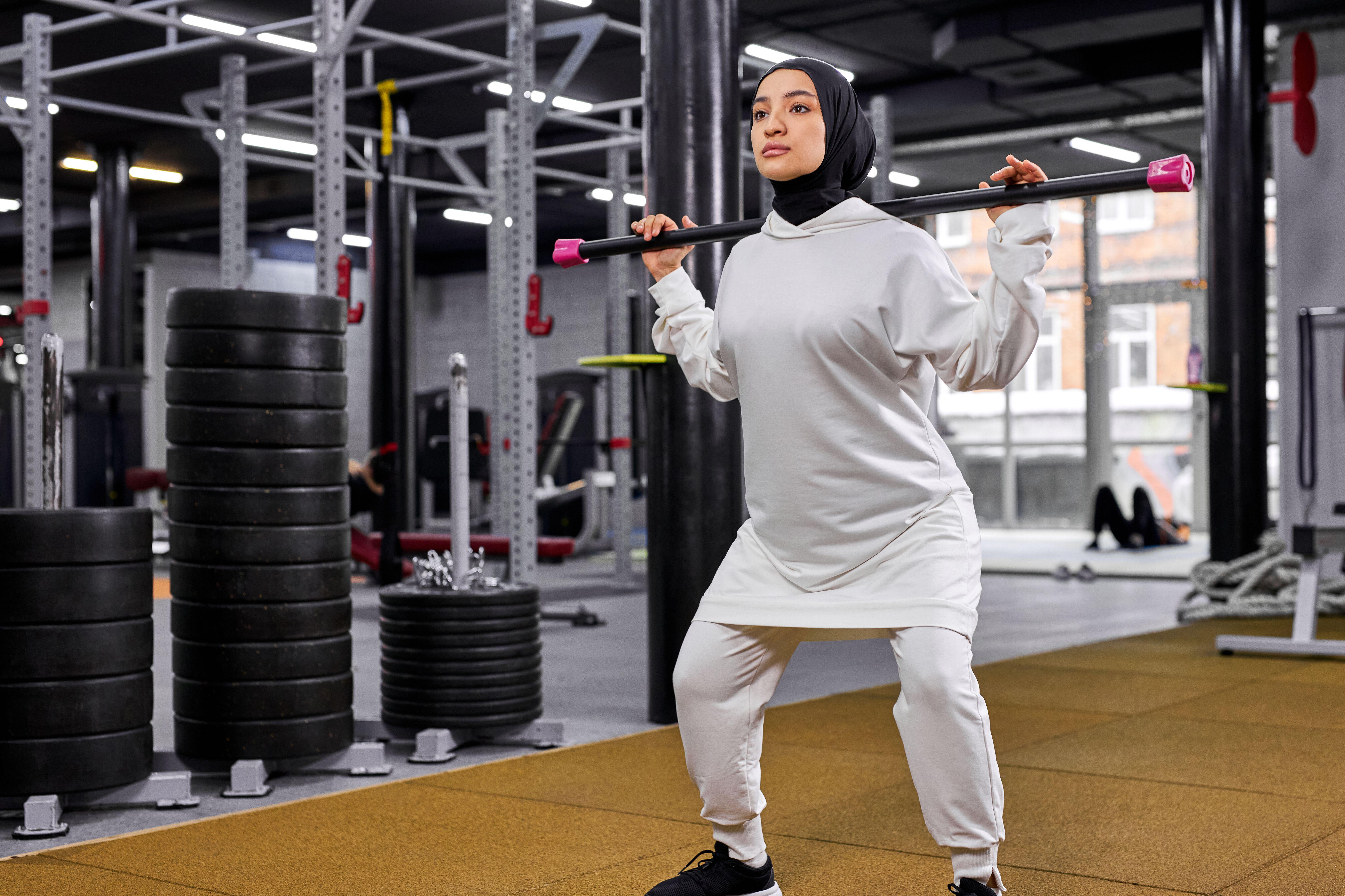 Tips For Exercising If You’re Fasting During Ramadan 4 Woman doing strength training