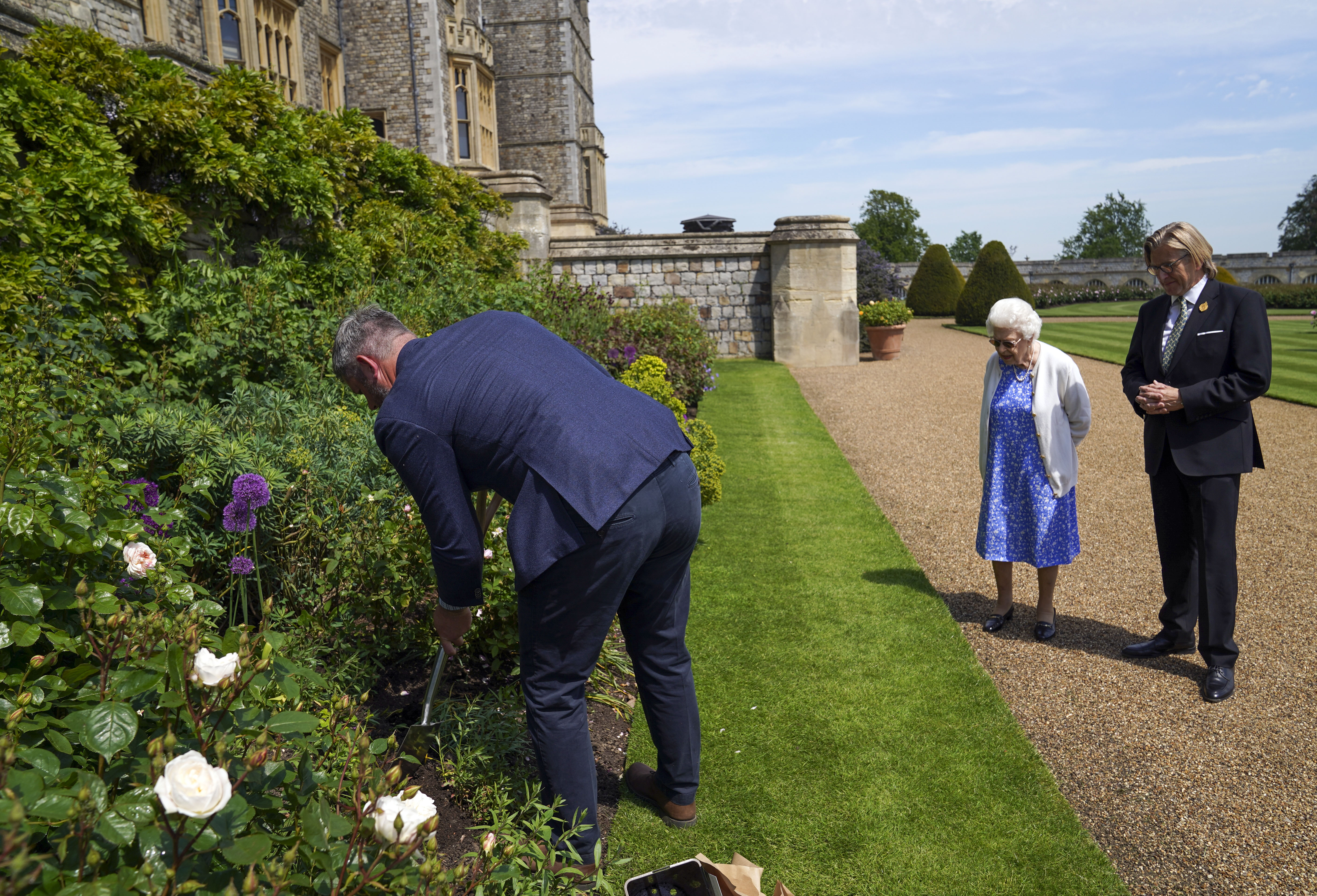 Windsor's head gardener plants the Duke of Edinburgh Rose 
