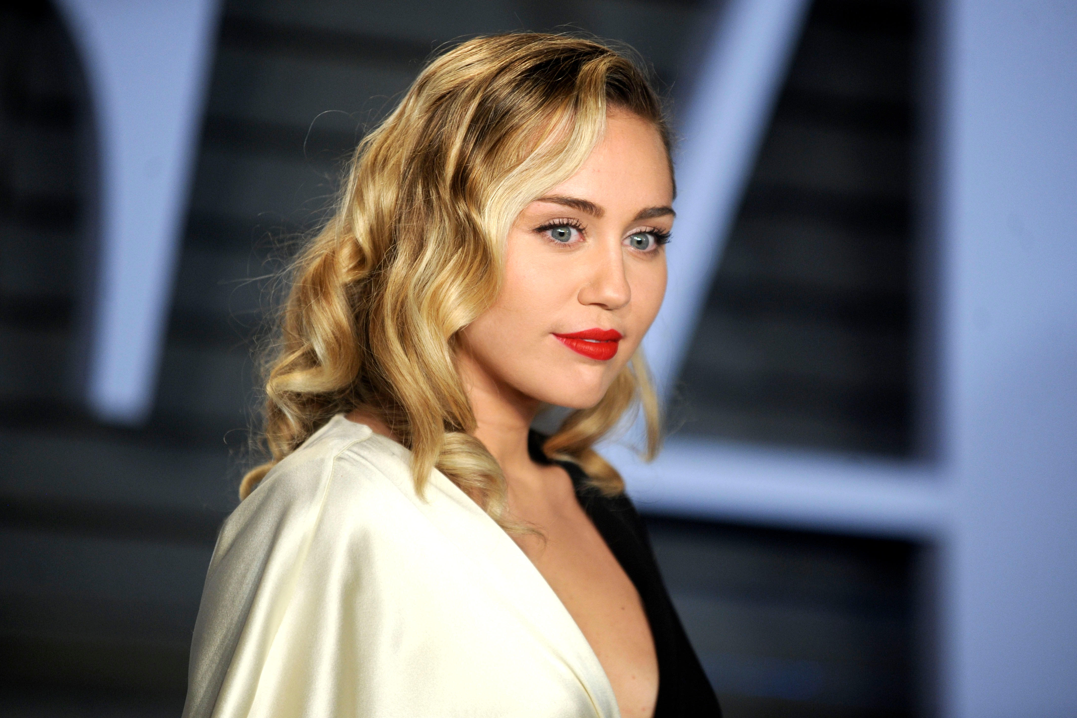 Miley Cyrus at the 2018 Vanity Fair Oscar party