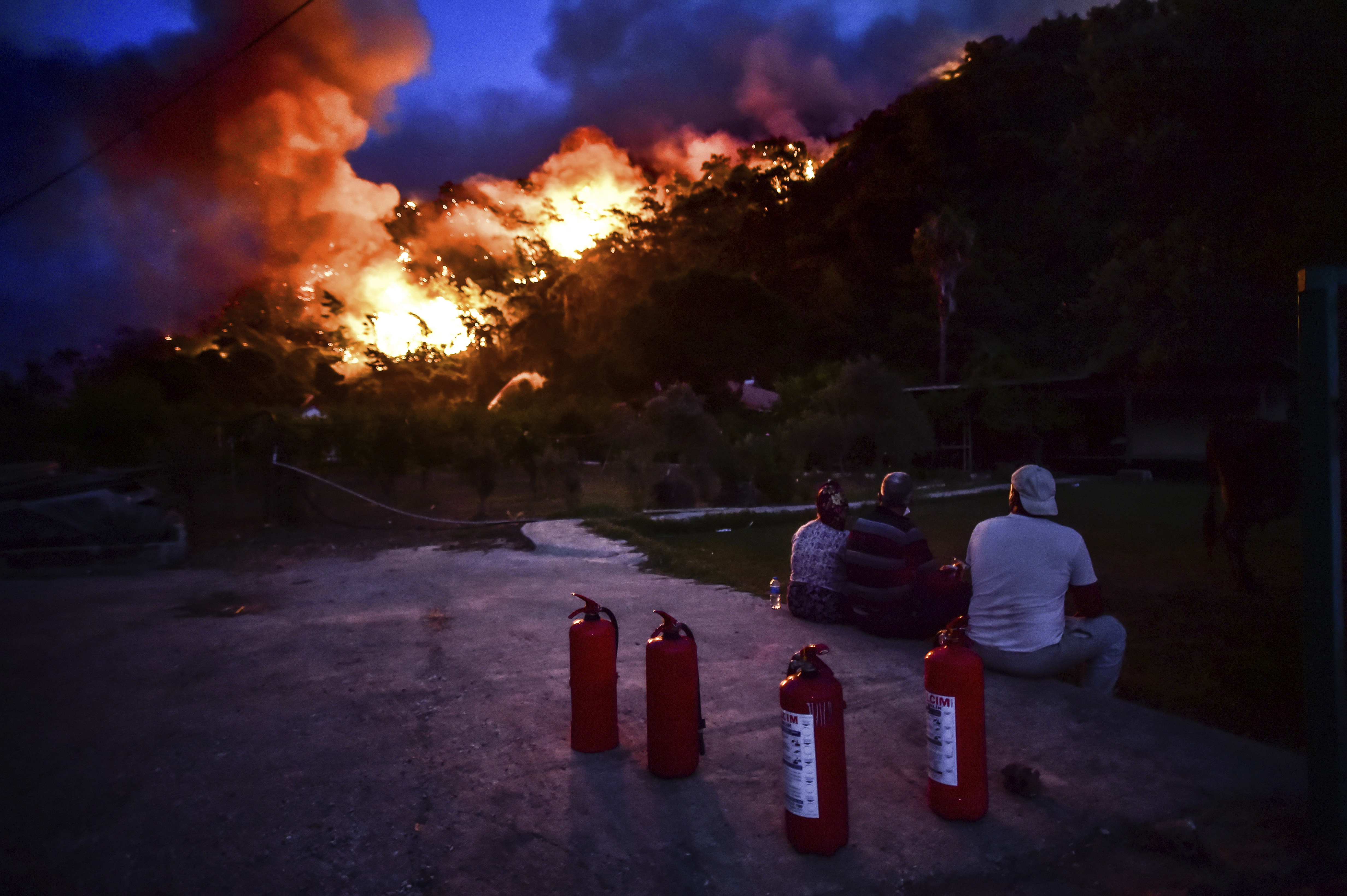 People watch advancing fires in  Hisaronu