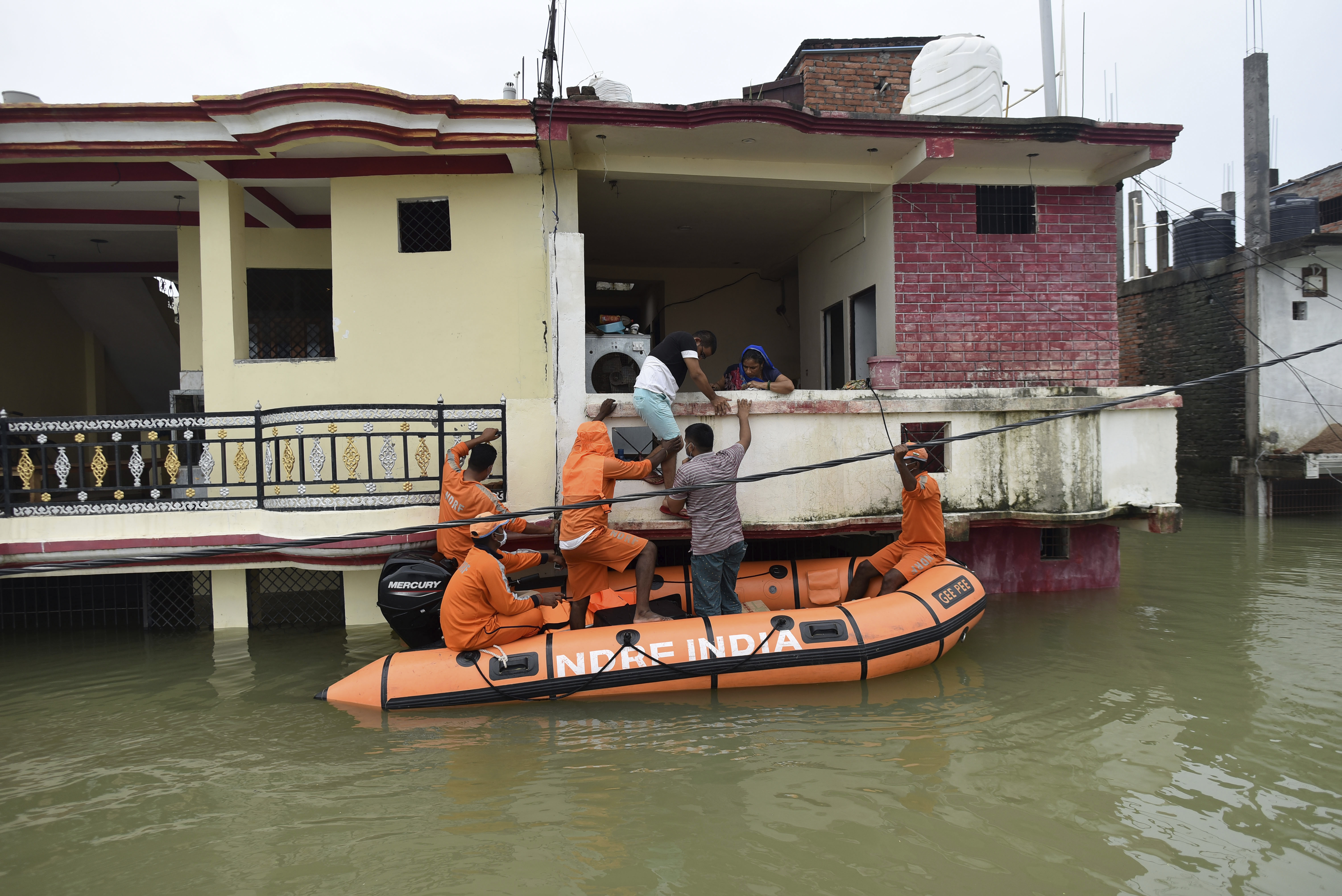 India's National Disaster Response Force personnel evacuate floodedhouses 