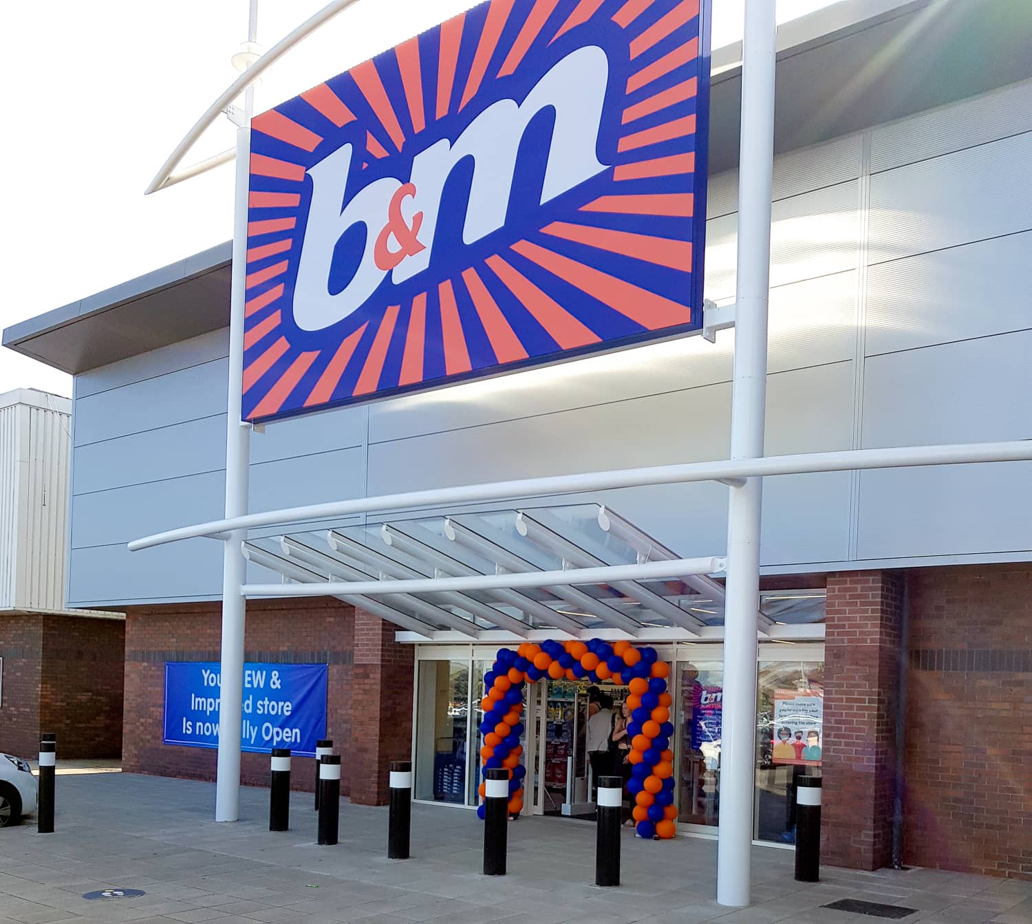 A B&M sign