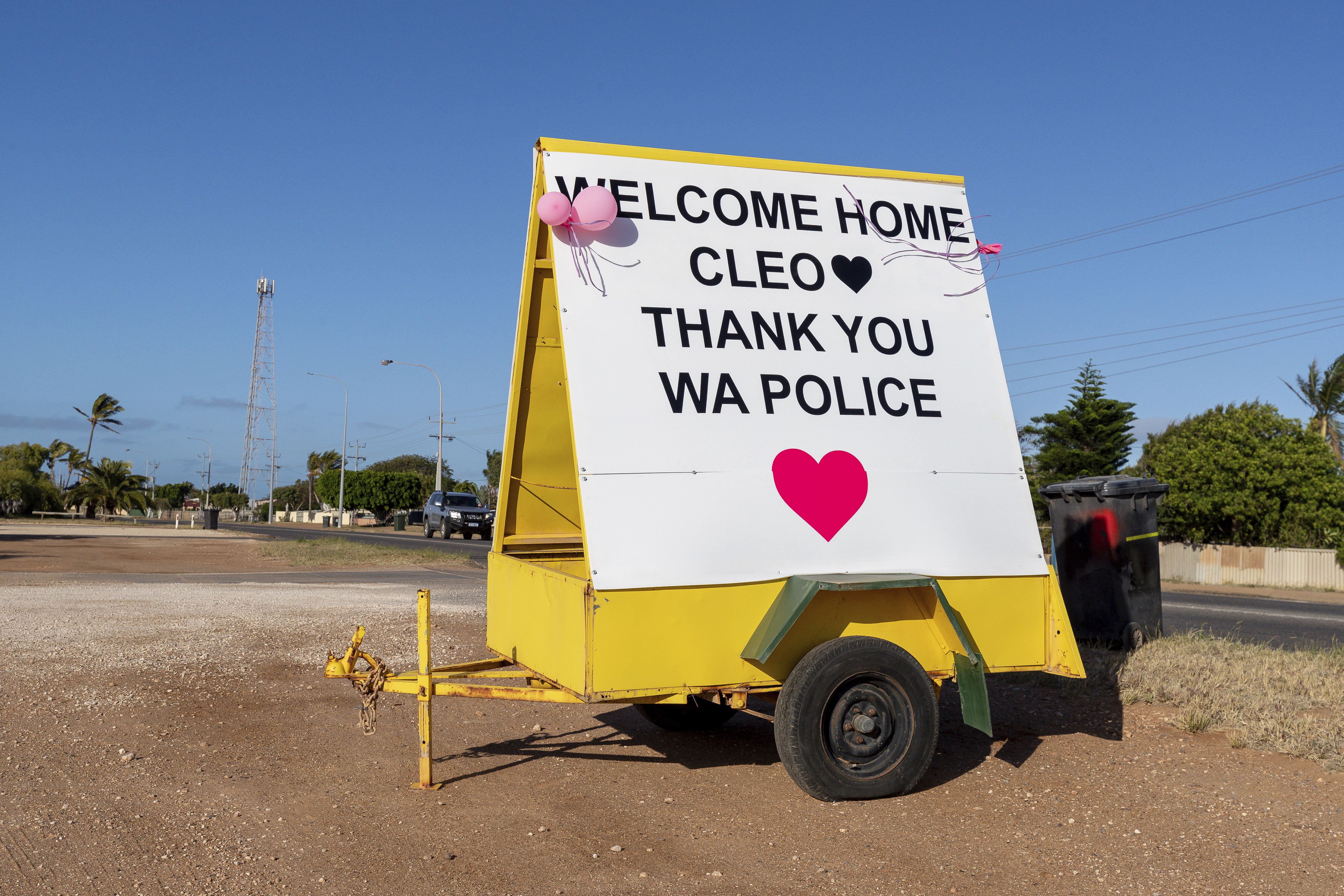 A sign reading 'Welcome Home Cleo, Thank You WA Police' in Carnarvon, Western Australia