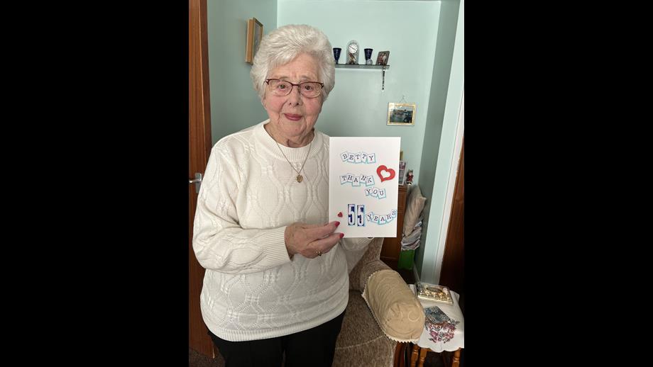 Mrs Broocks and a thank you card for her 55 years of dedication (RNLI/KT Bruce)